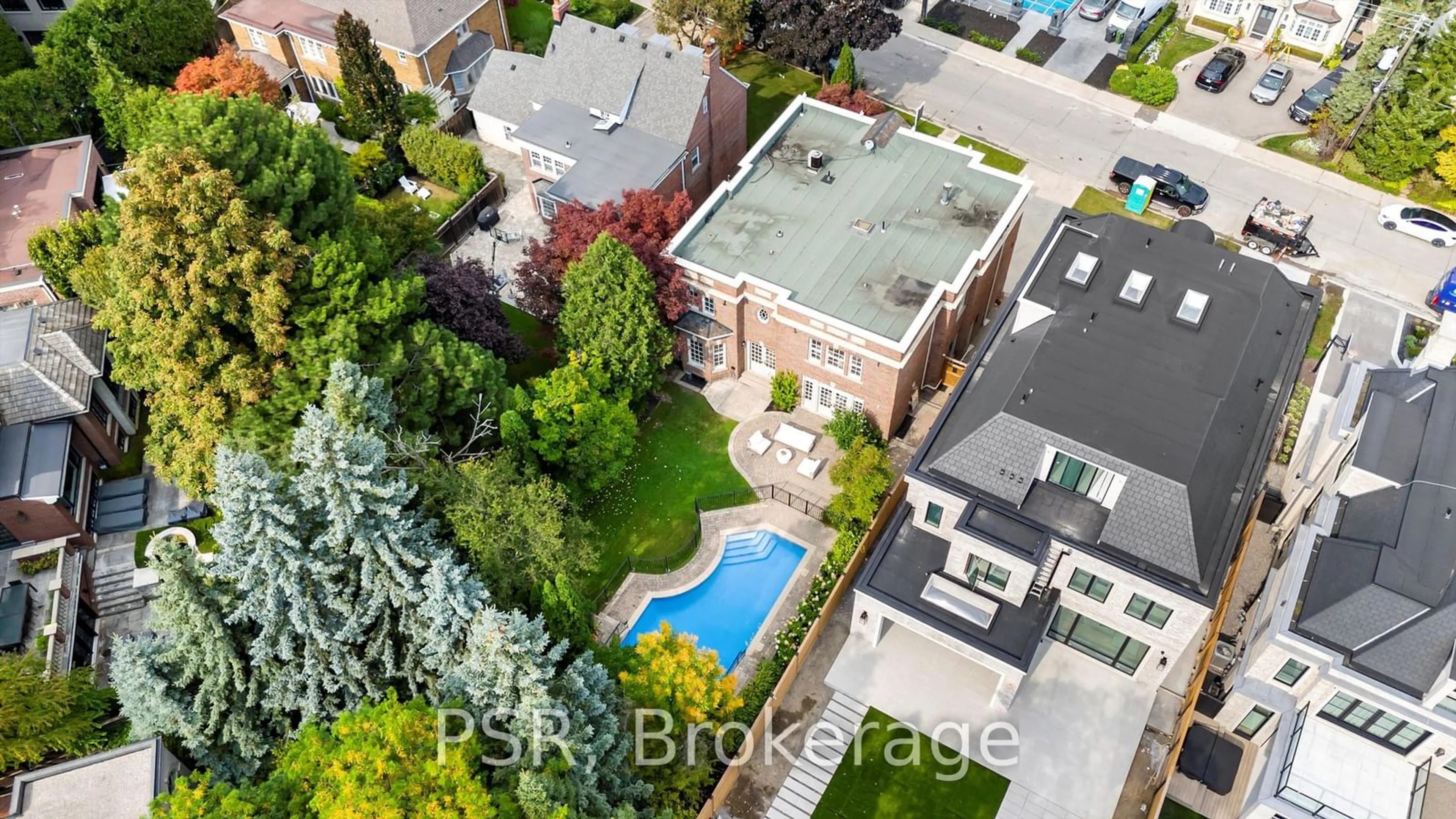 A pic from outside/outdoor area/front of a property/back of a property/a pic from drone, street for 230 Dunvegan Rd, Toronto Ontario M5P 2P2