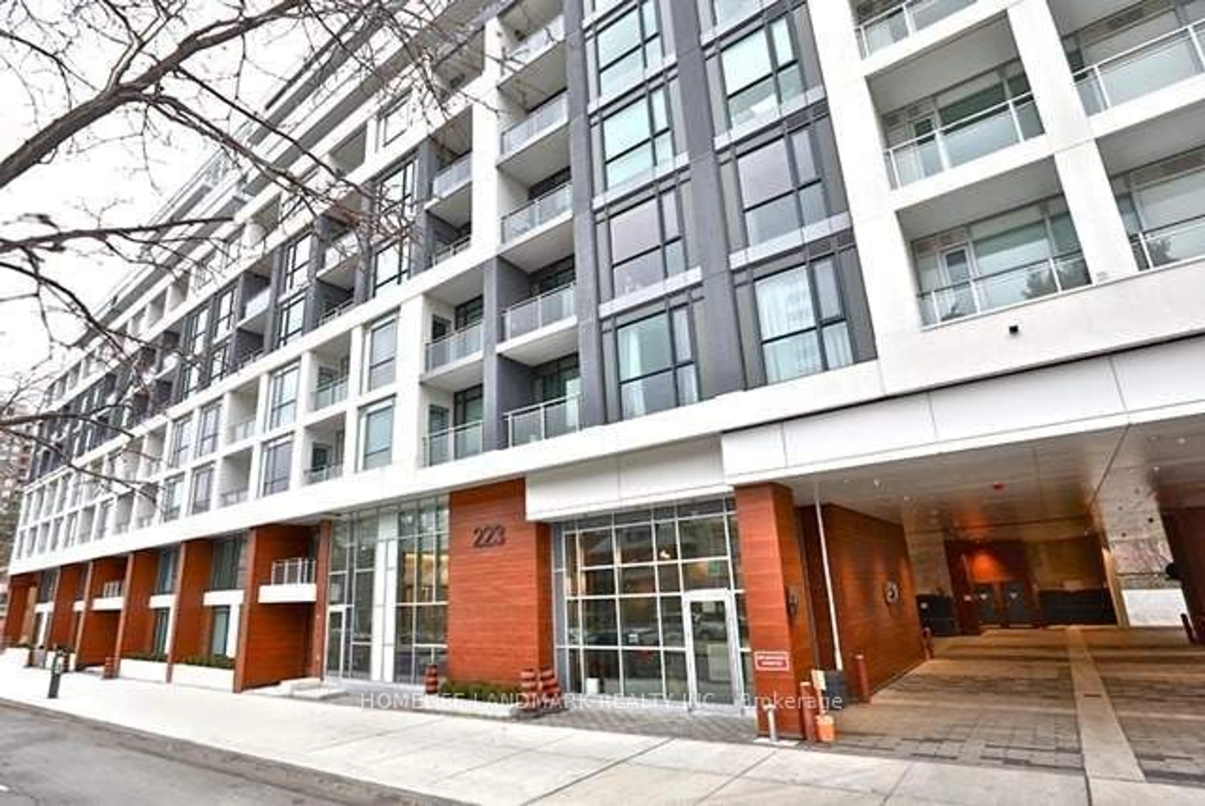 Indoor foyer for 223 St Clair Ave #303, Toronto Ontario M4V 1R3