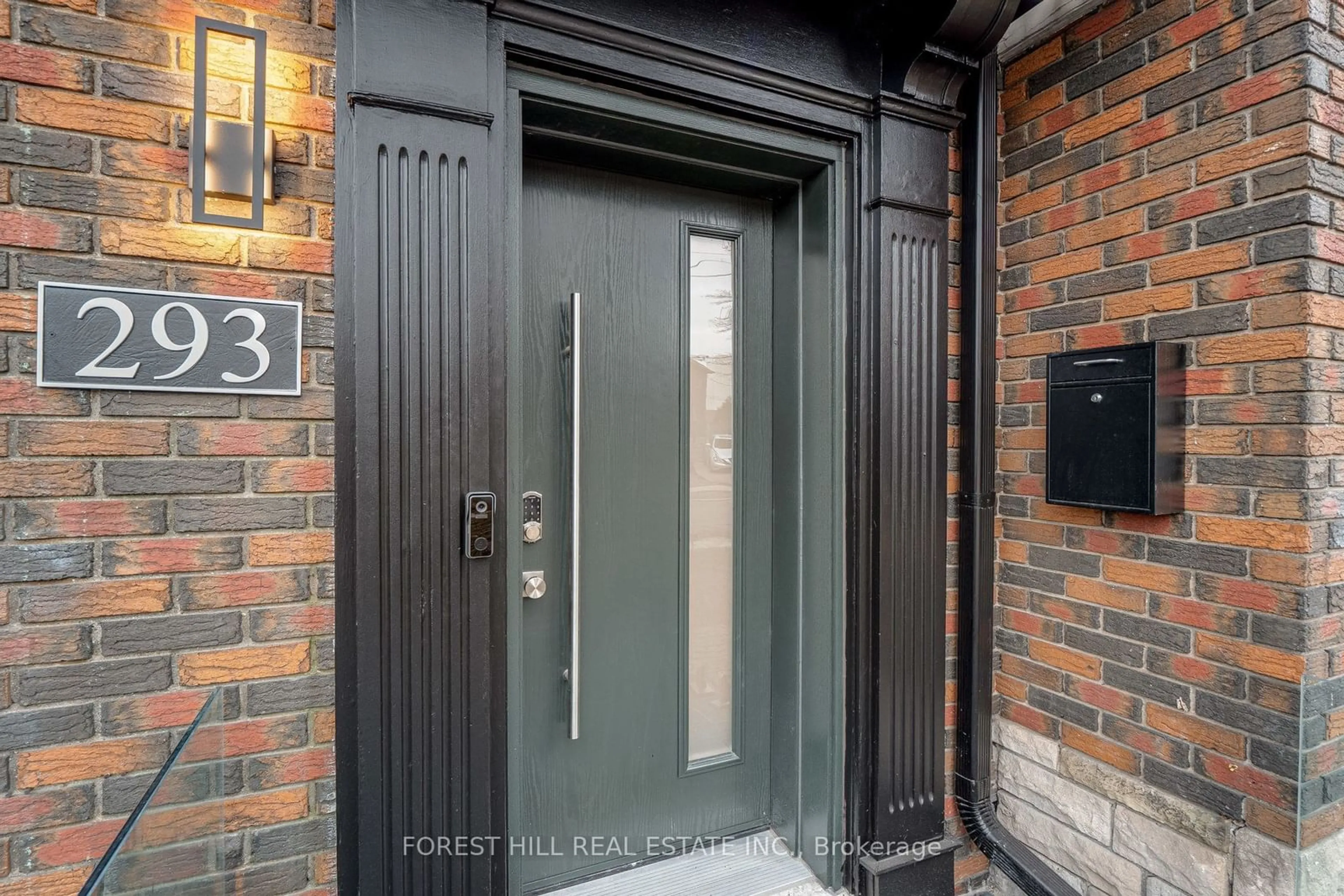 Indoor entryway for 293 Chaplin Cres, Toronto Ontario M5P 1B1