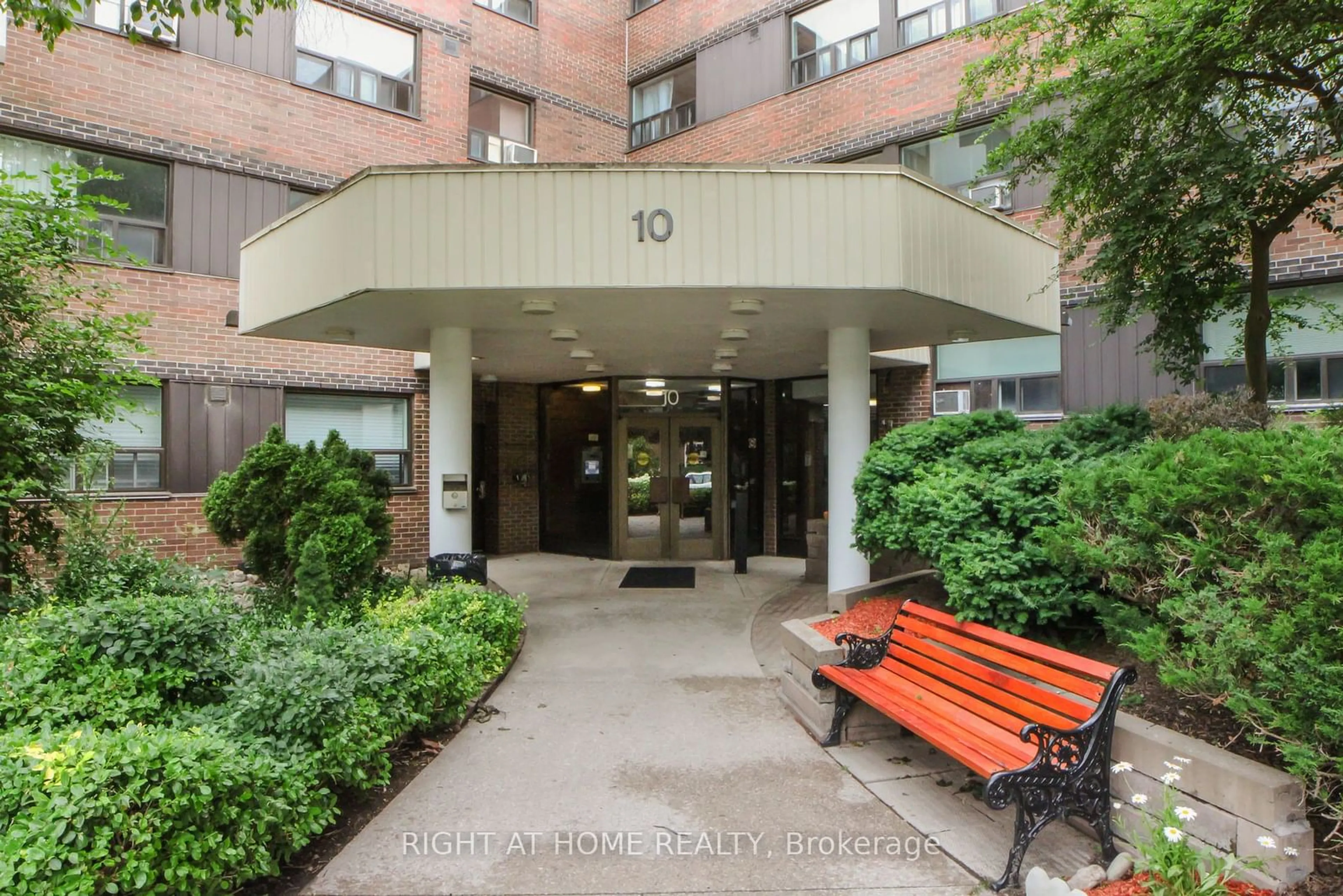 Indoor foyer for 10 Sunrise Ave #117, Toronto Ontario M4A 2R1