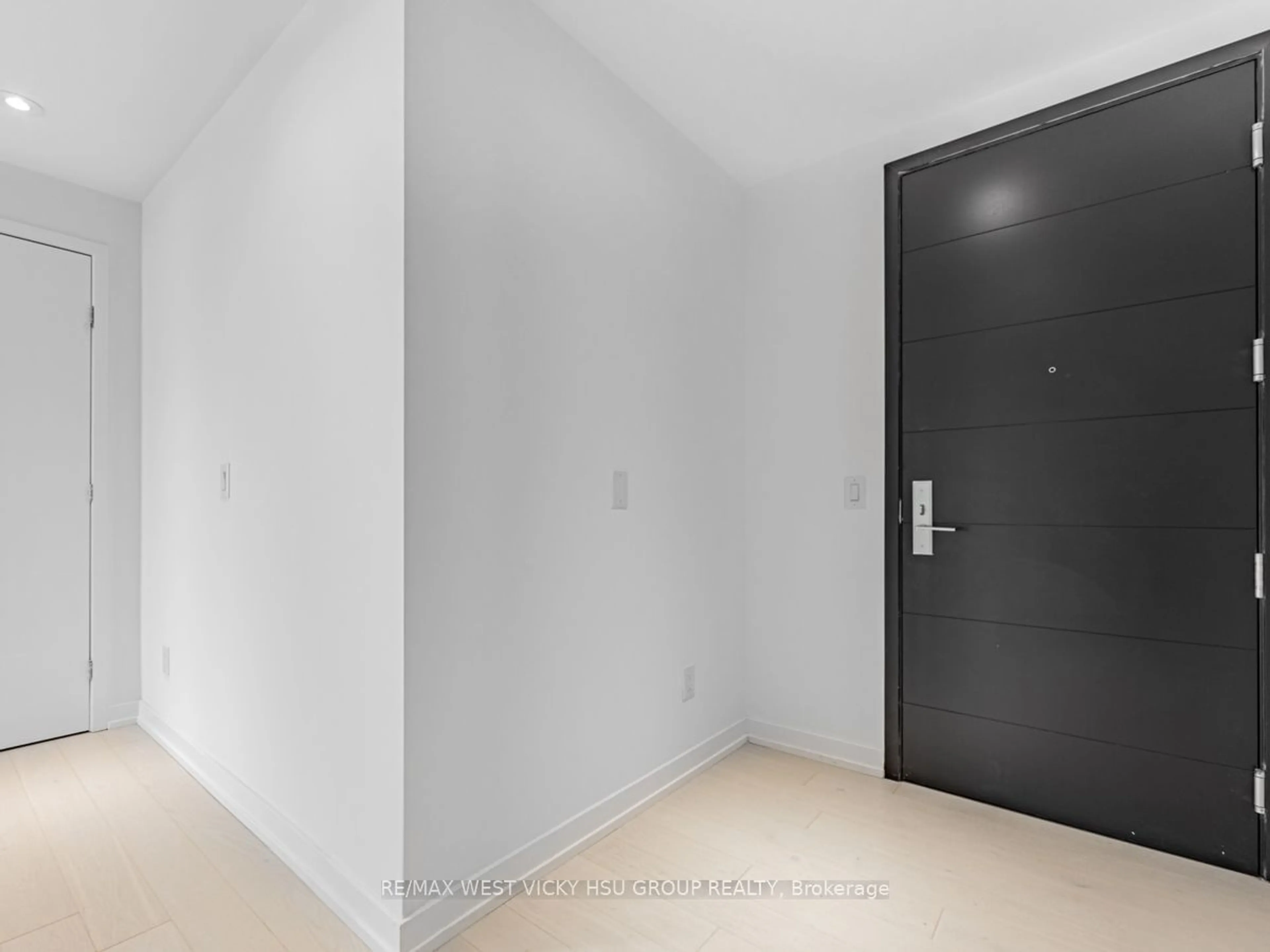 Indoor foyer for 488 University Ave #5202, Toronto Ontario M5G 0C1