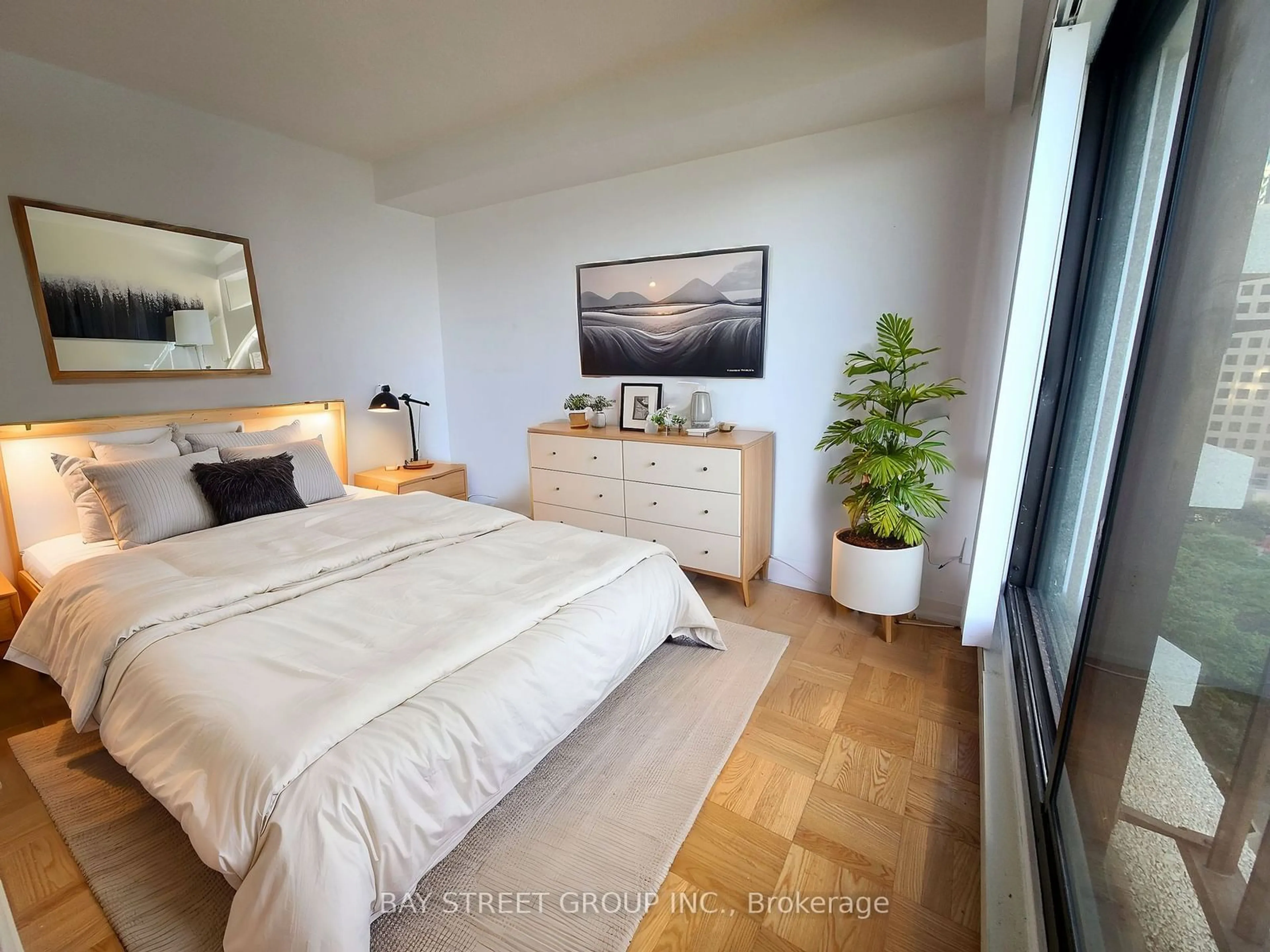 A pic of a room for 65 Harbour Sq #1305, Toronto Ontario M5J 2L4