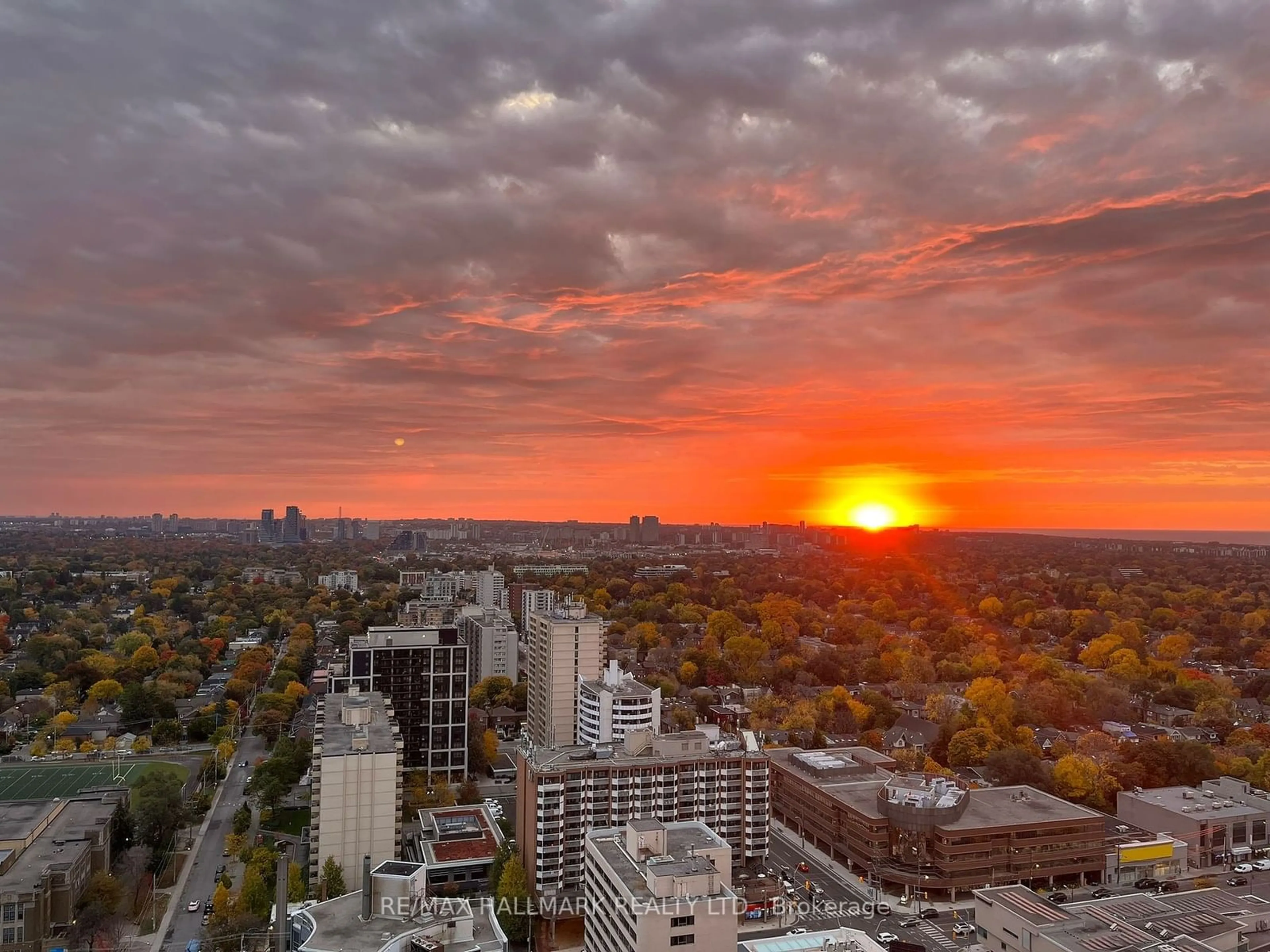 A pic from outside/outdoor area/front of a property/back of a property/a pic from drone, city buildings view from balcony for 185 Roehampton Ave #2705, Toronto Ontario M4P 0C6