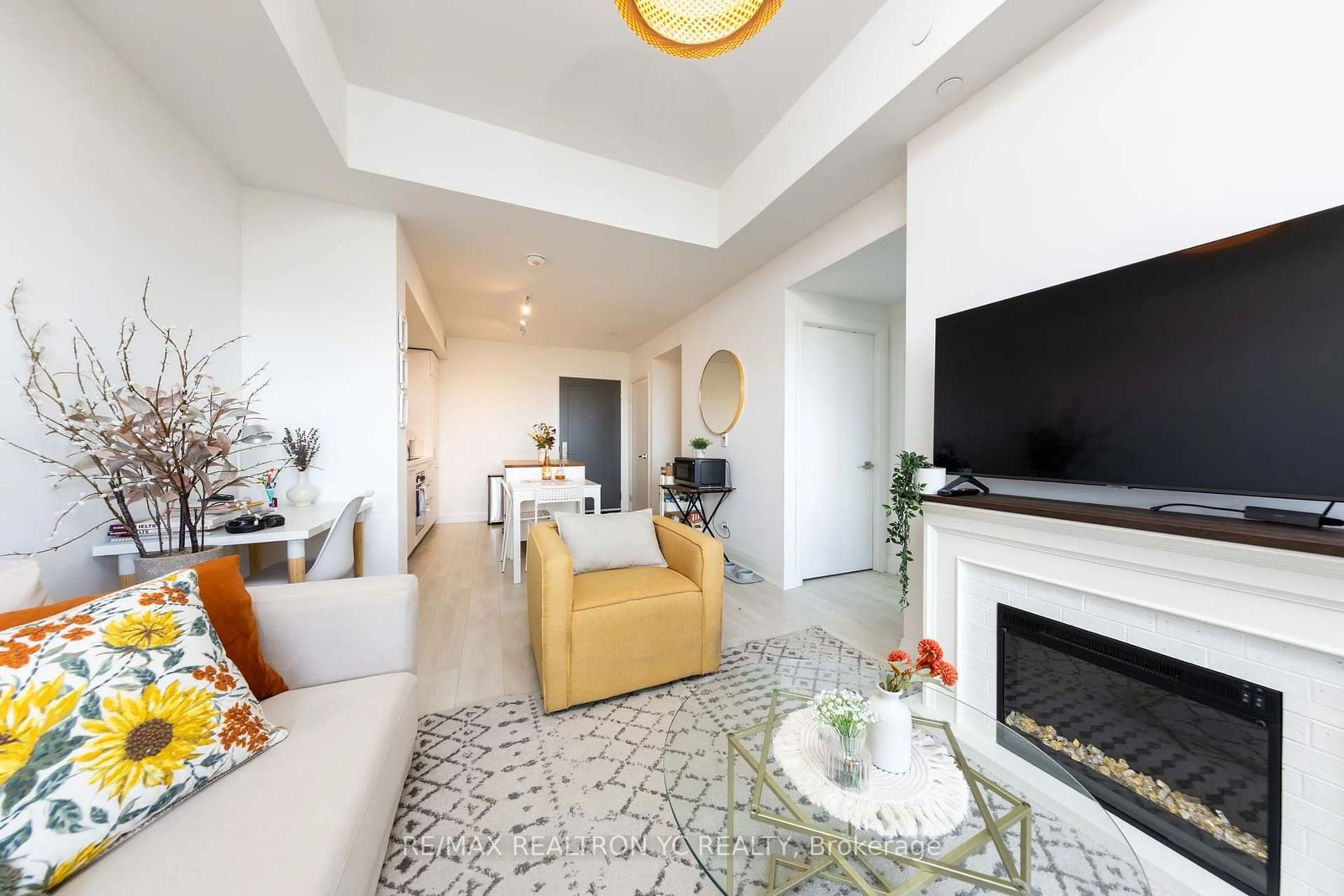 Living room with furniture, ceramic/tile floor for 33 Frederick Todd Way #624, Toronto Ontario M4G 0C9