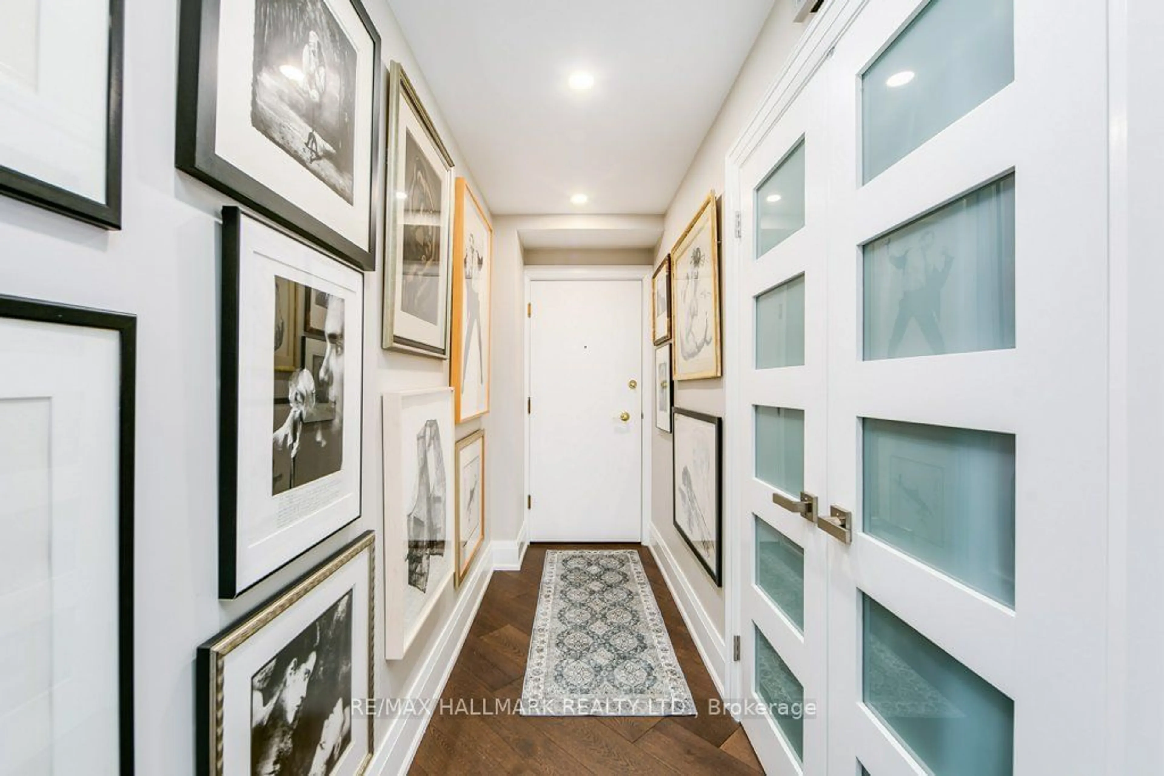 Indoor entryway for 500 Avenue Rd #906, Toronto Ontario M4V 2J6