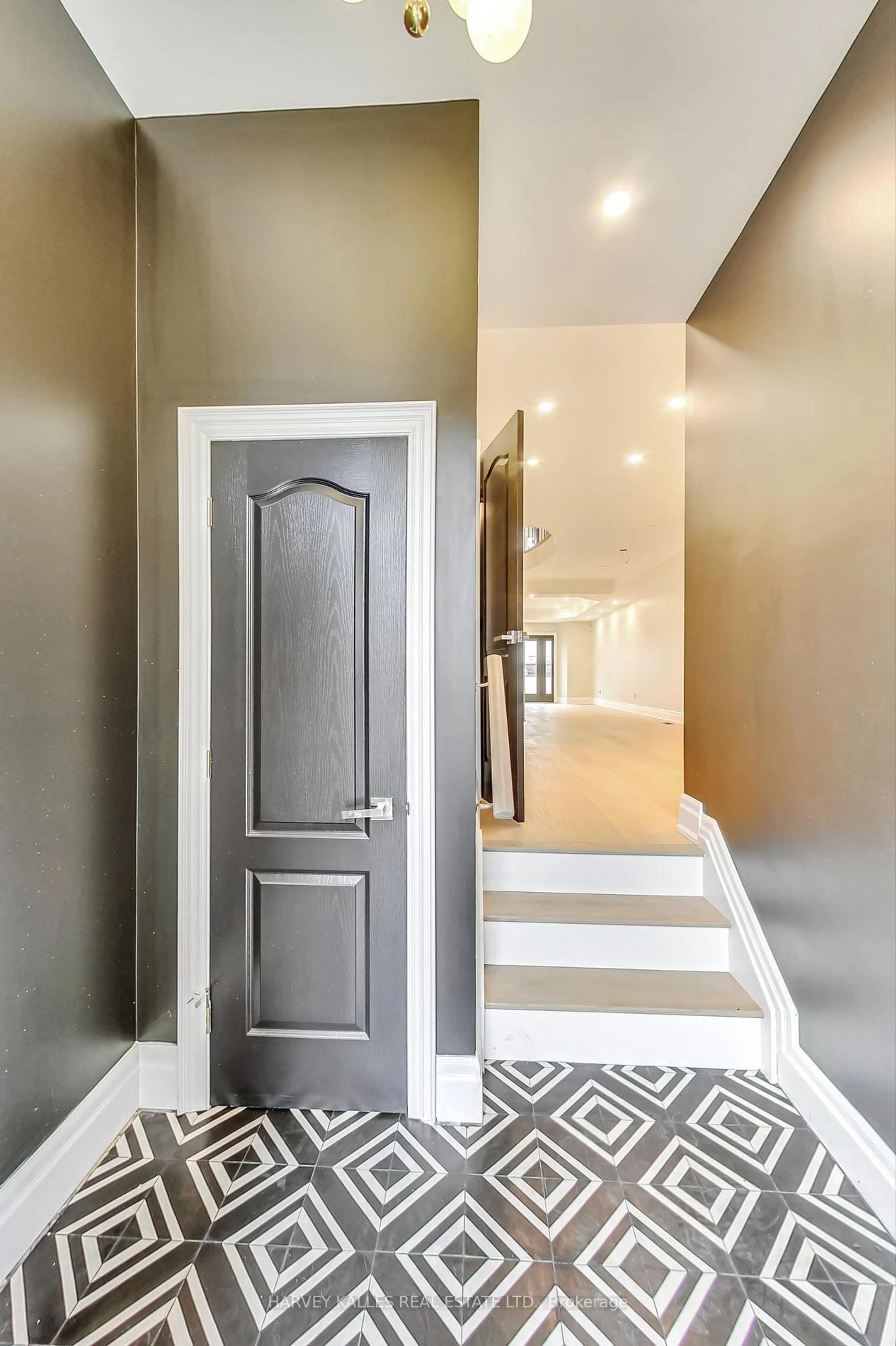 Indoor entryway for 258 Spadina Rd, Toronto Ontario M5R 2V1