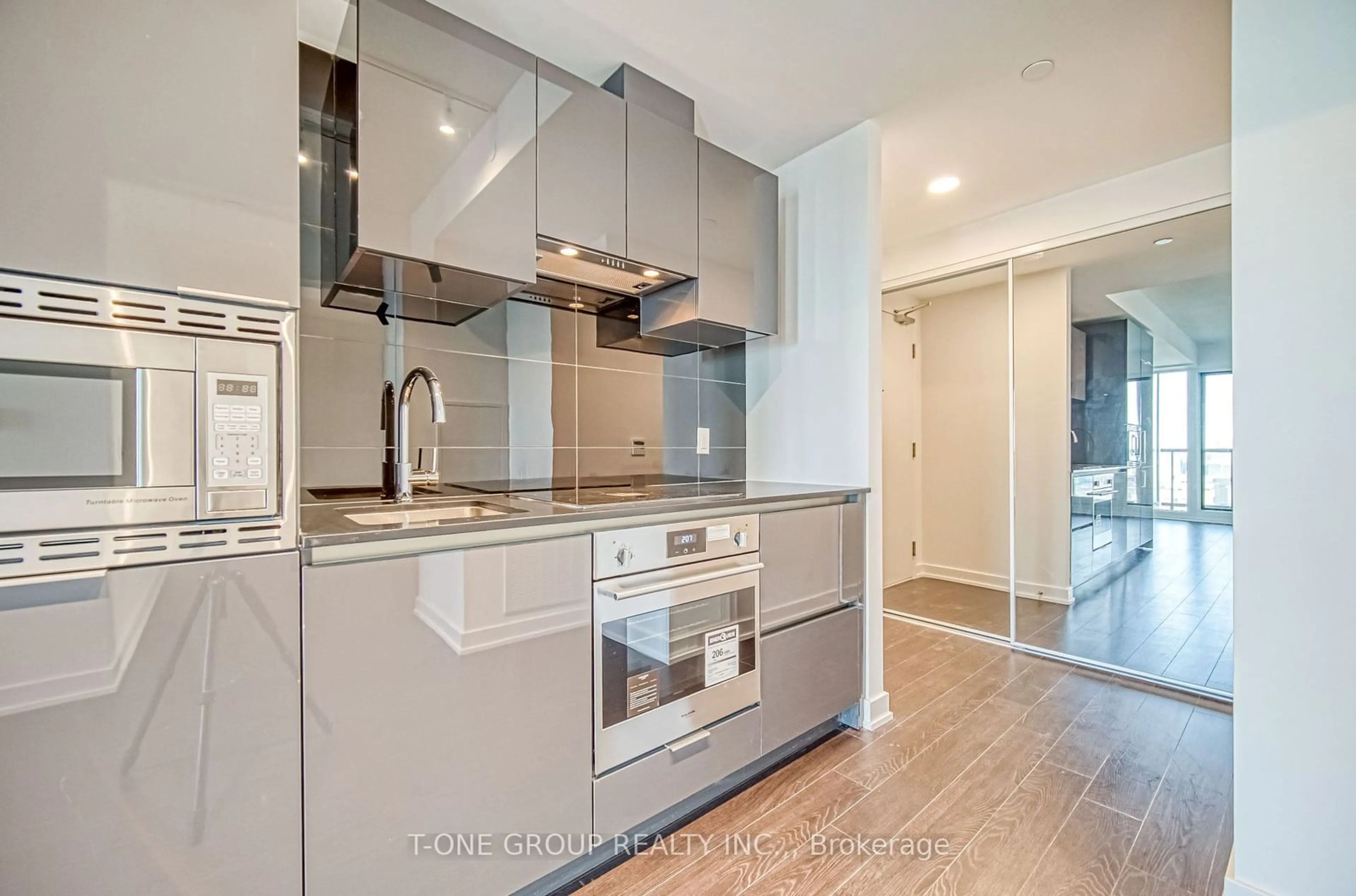 Open concept kitchen, unknown for 238 Simcoe St, Toronto Ontario M5T 1T4