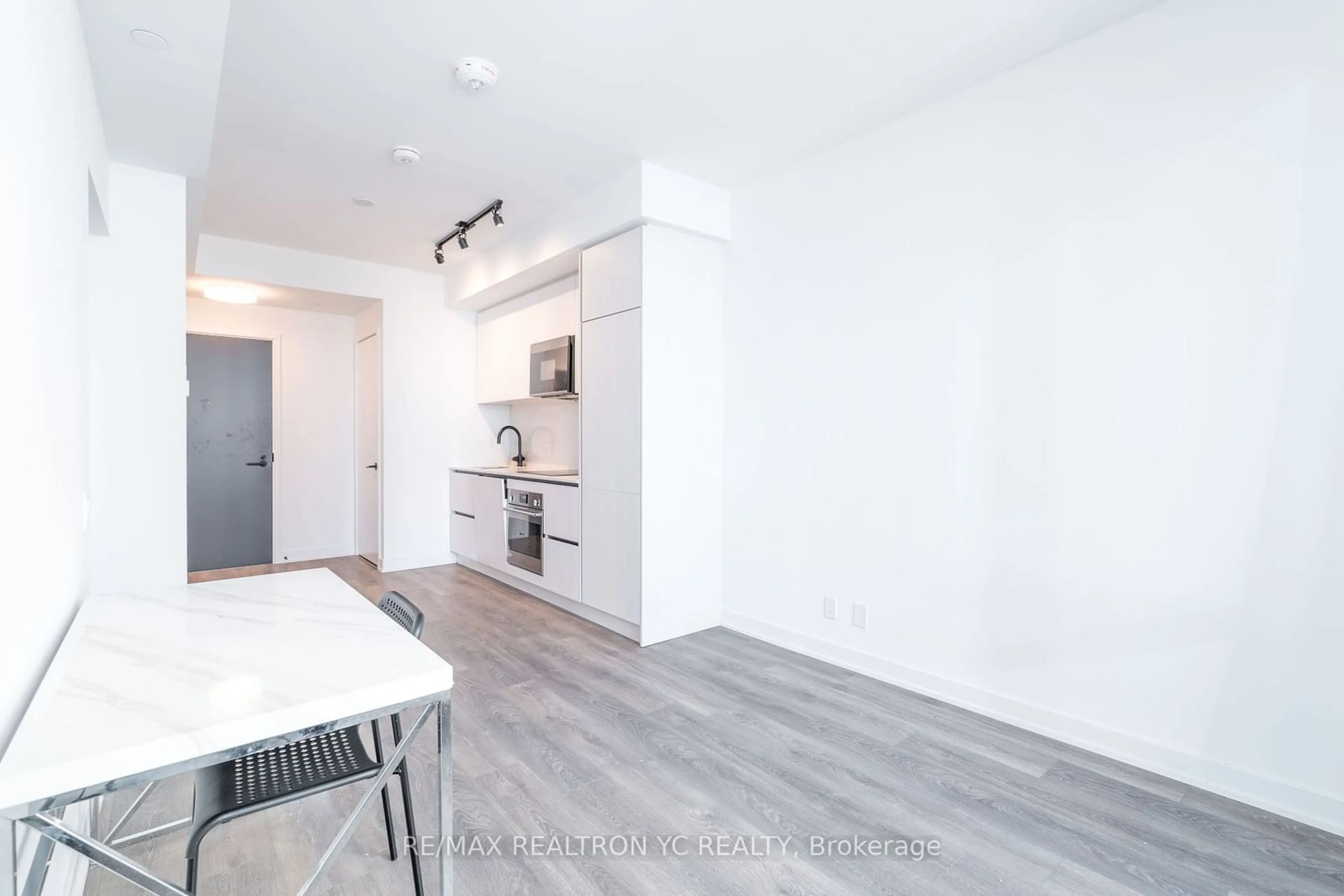 Open concept kitchen, wood/laminate floor for 108 Peter St #1811, Toronto Ontario M5V 0W2