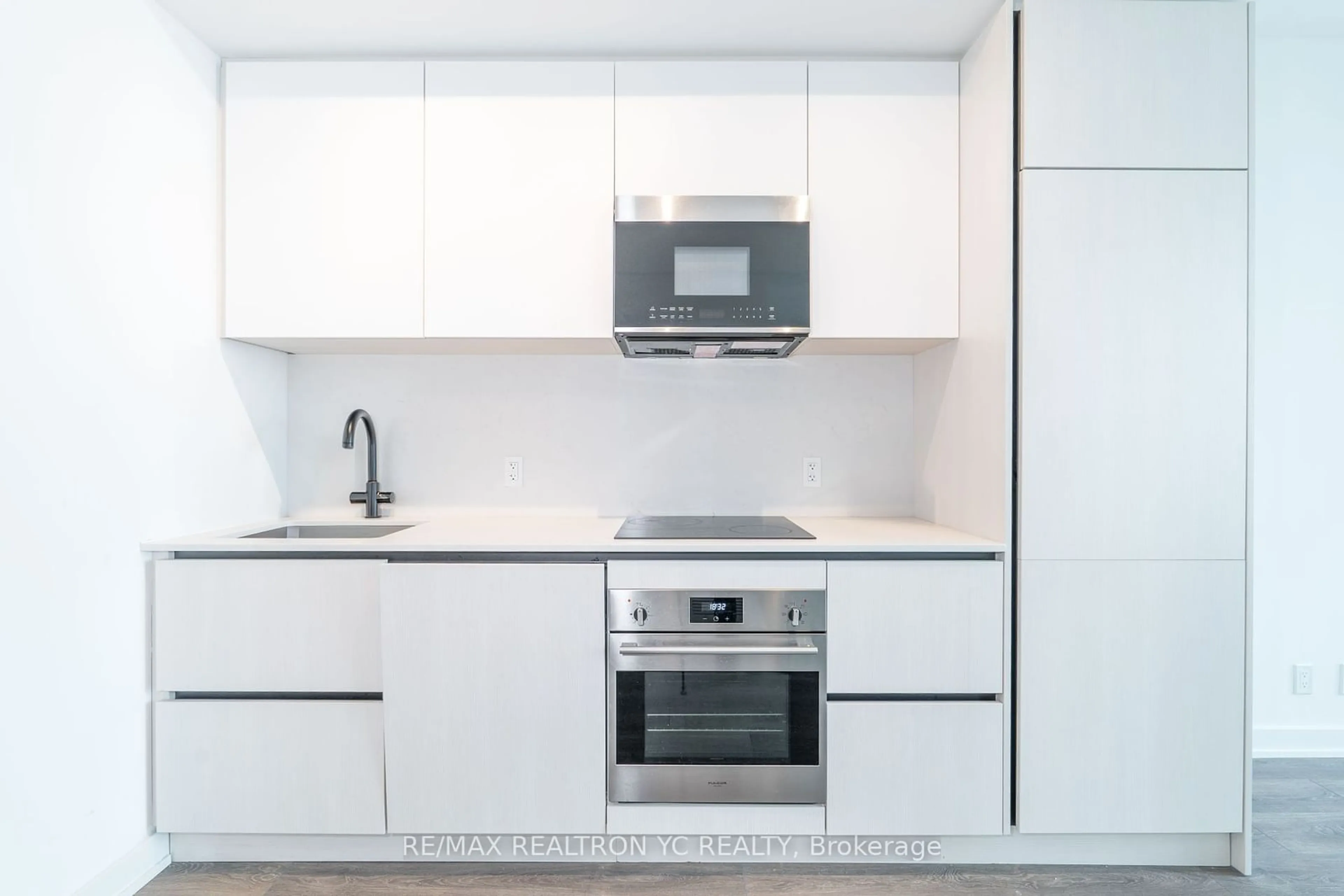 Standard kitchen, wood/laminate floor for 108 Peter St #1811, Toronto Ontario M5V 0W2