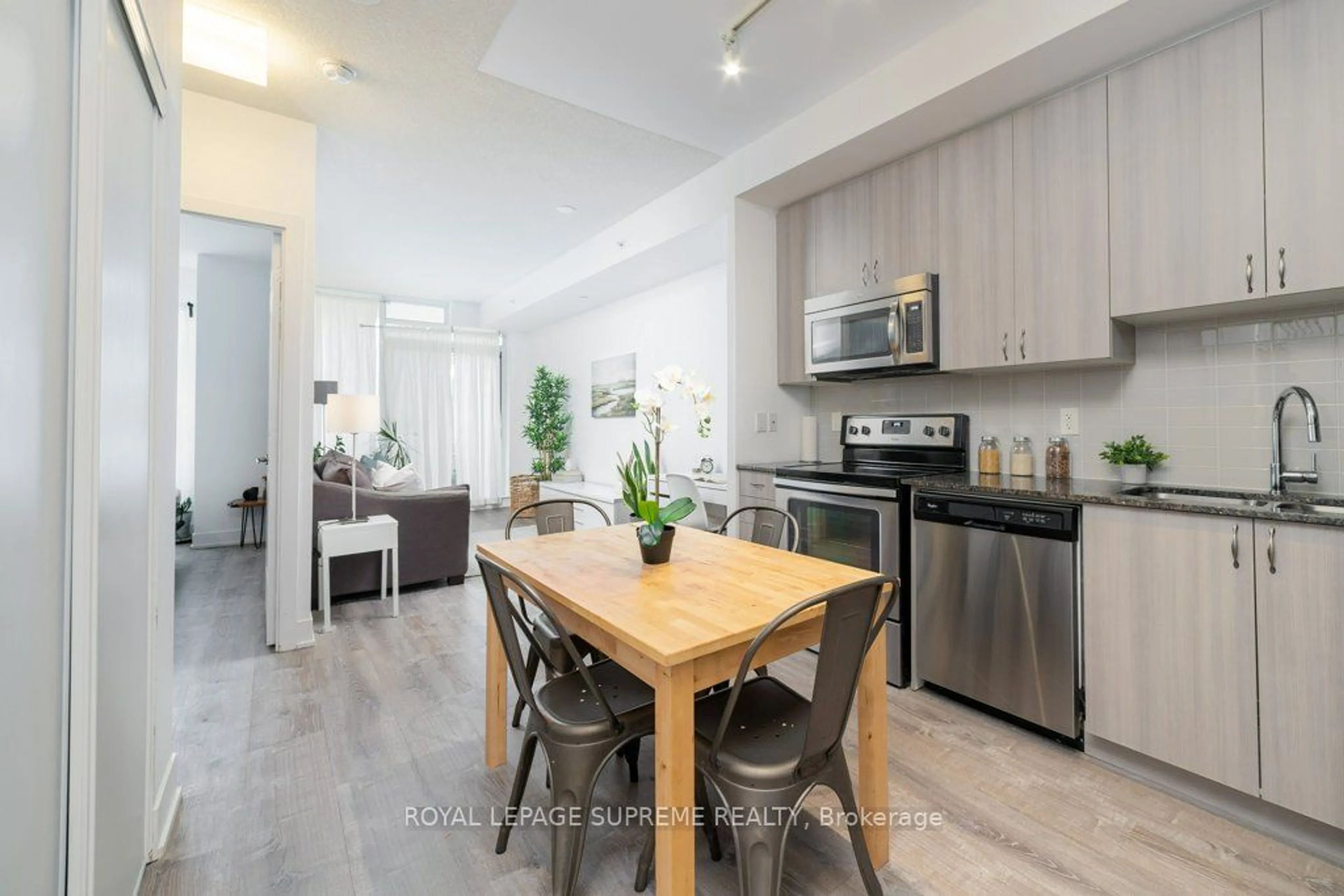 Open concept kitchen, wood/laminate floor for 68 Merton St #608, Toronto Ontario M4S 1A1