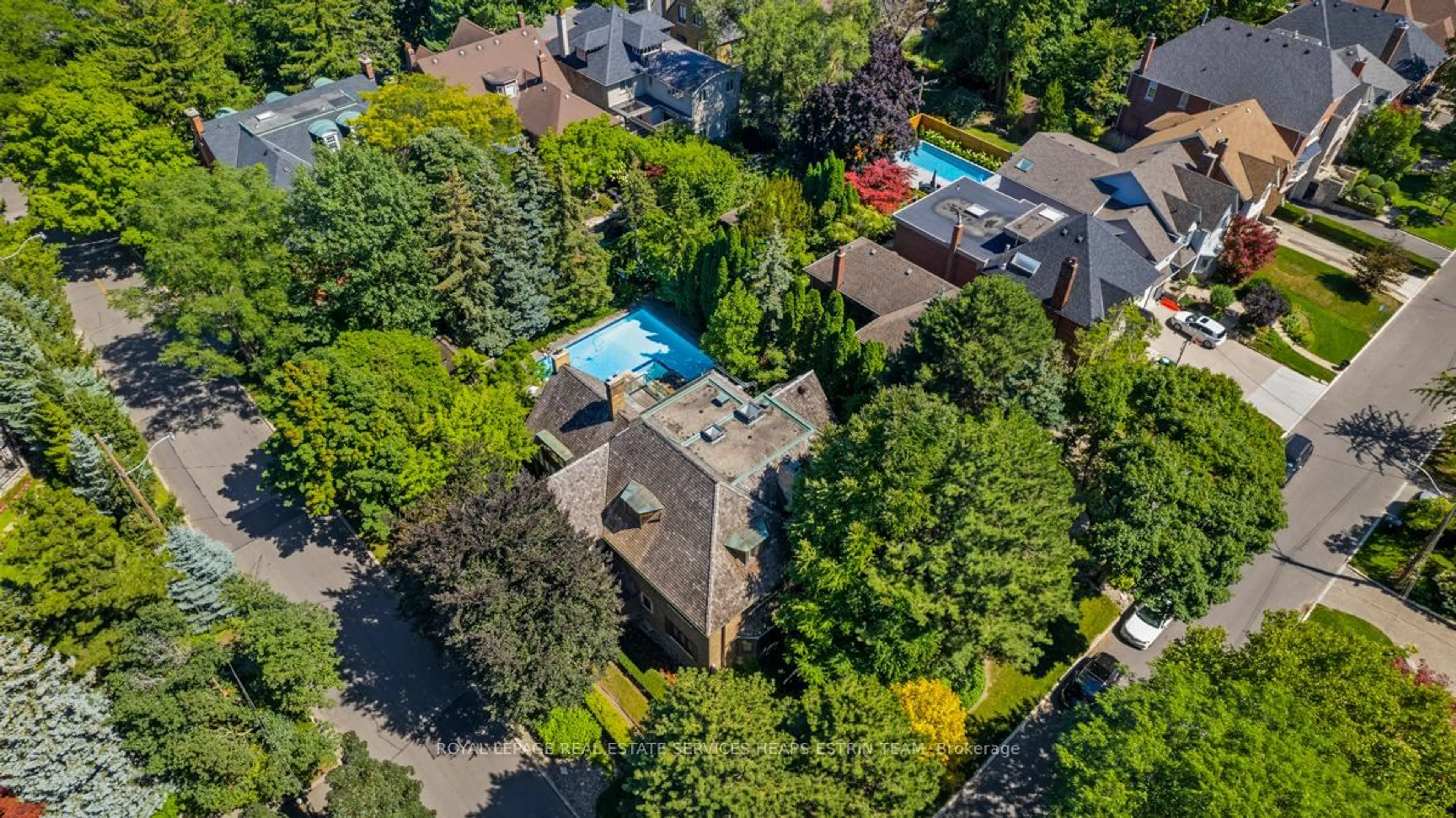 A pic from outside/outdoor area/front of a property/back of a property/a pic from drone, street for 23 Dewbourne Ave, Toronto Ontario M5P 1Z5