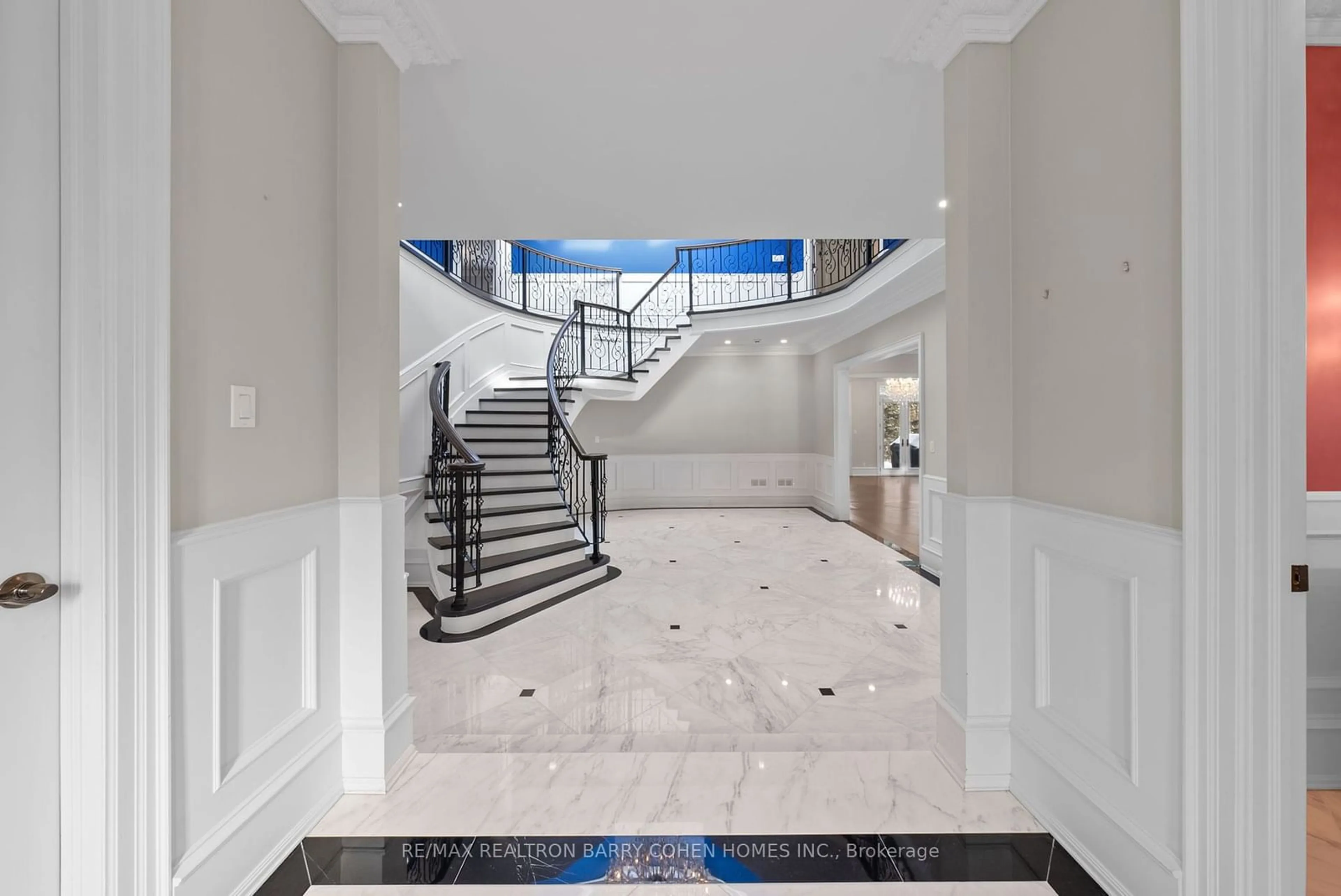 Indoor foyer for 113 Coldstream Ave, Toronto Ontario M5N 1X7