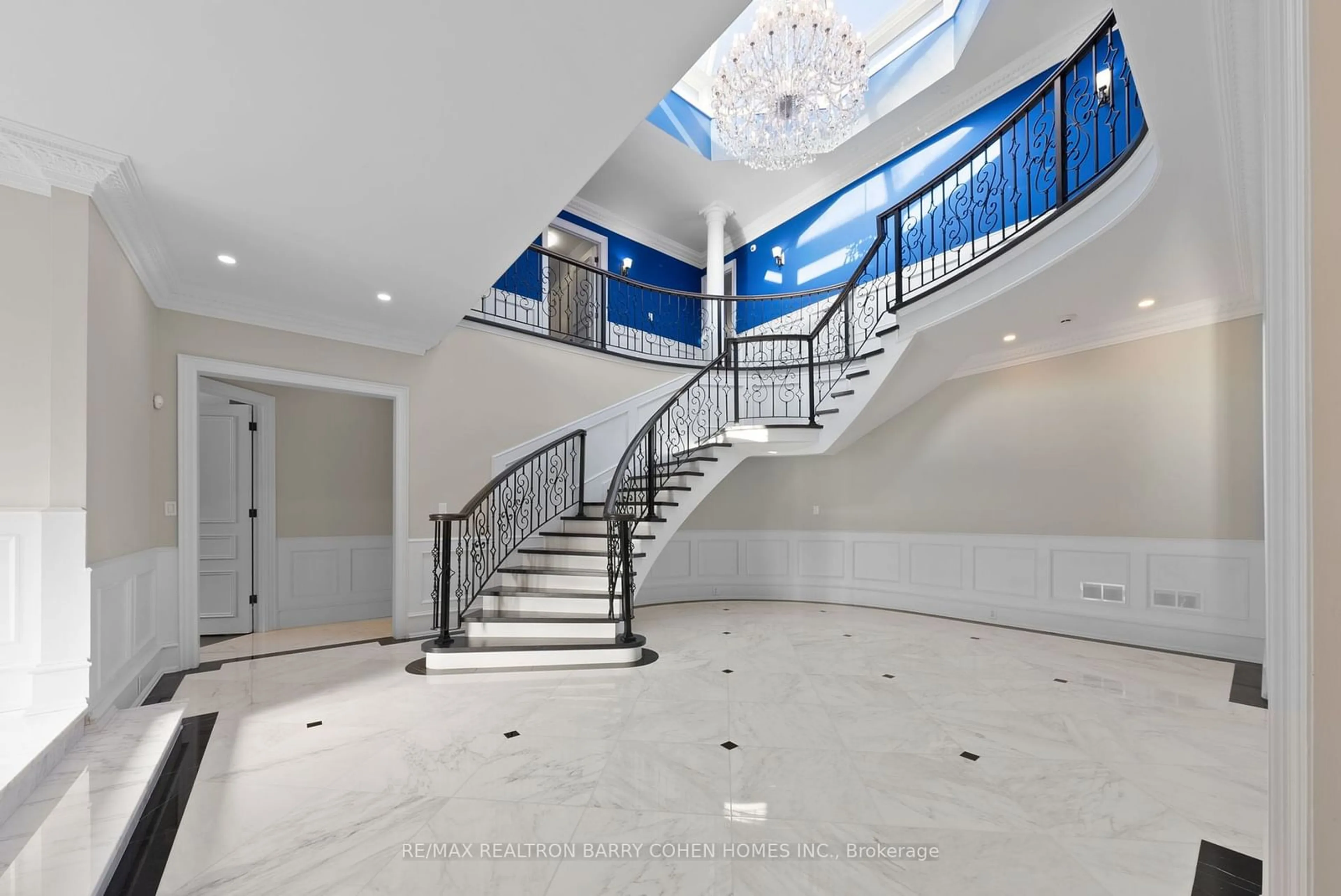 Indoor foyer for 113 Coldstream Ave, Toronto Ontario M5N 1X7