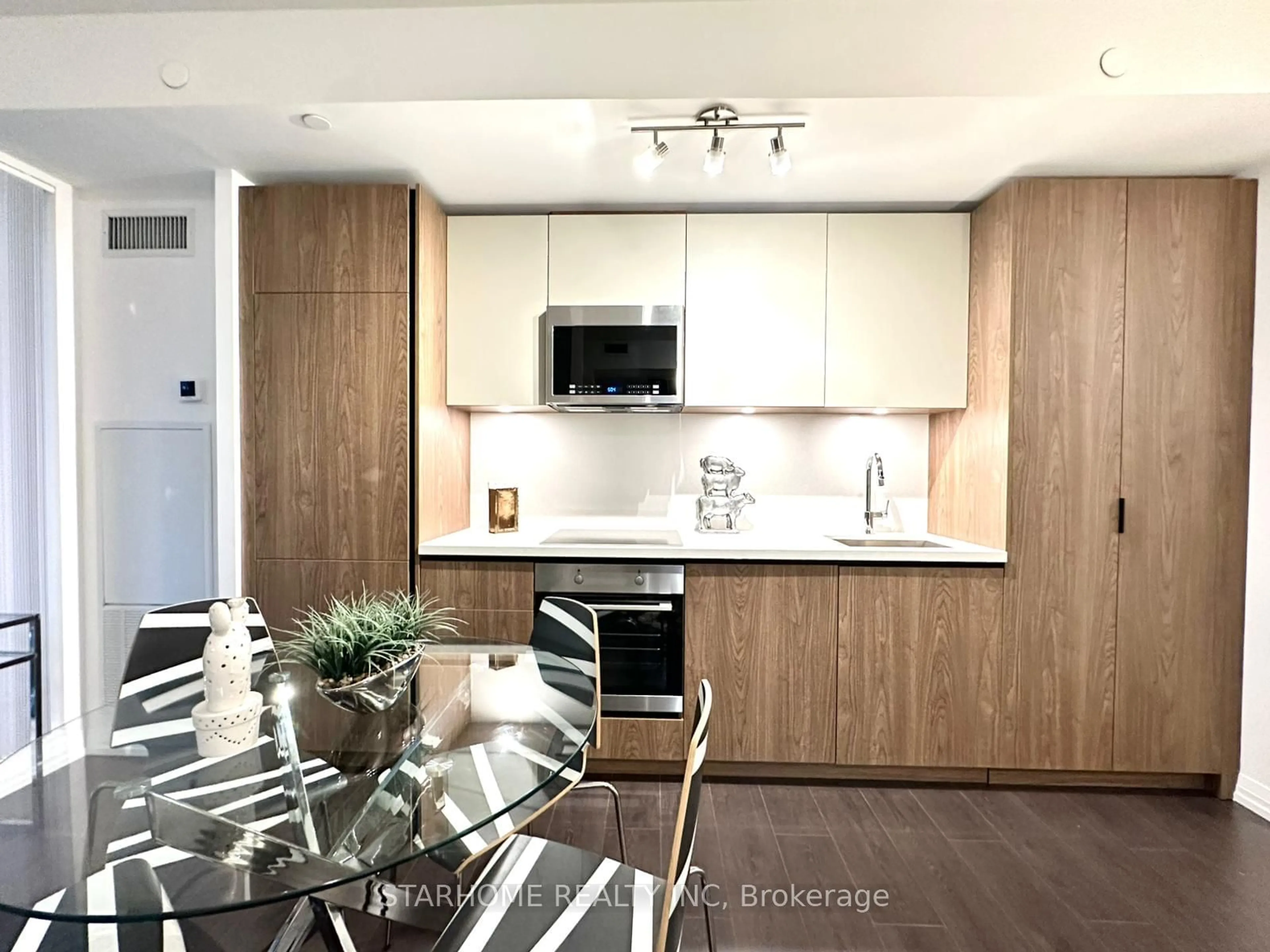 Open concept kitchen, wood/laminate floor for 8 Widmer St #809, Toronto Ontario M5V 0W6