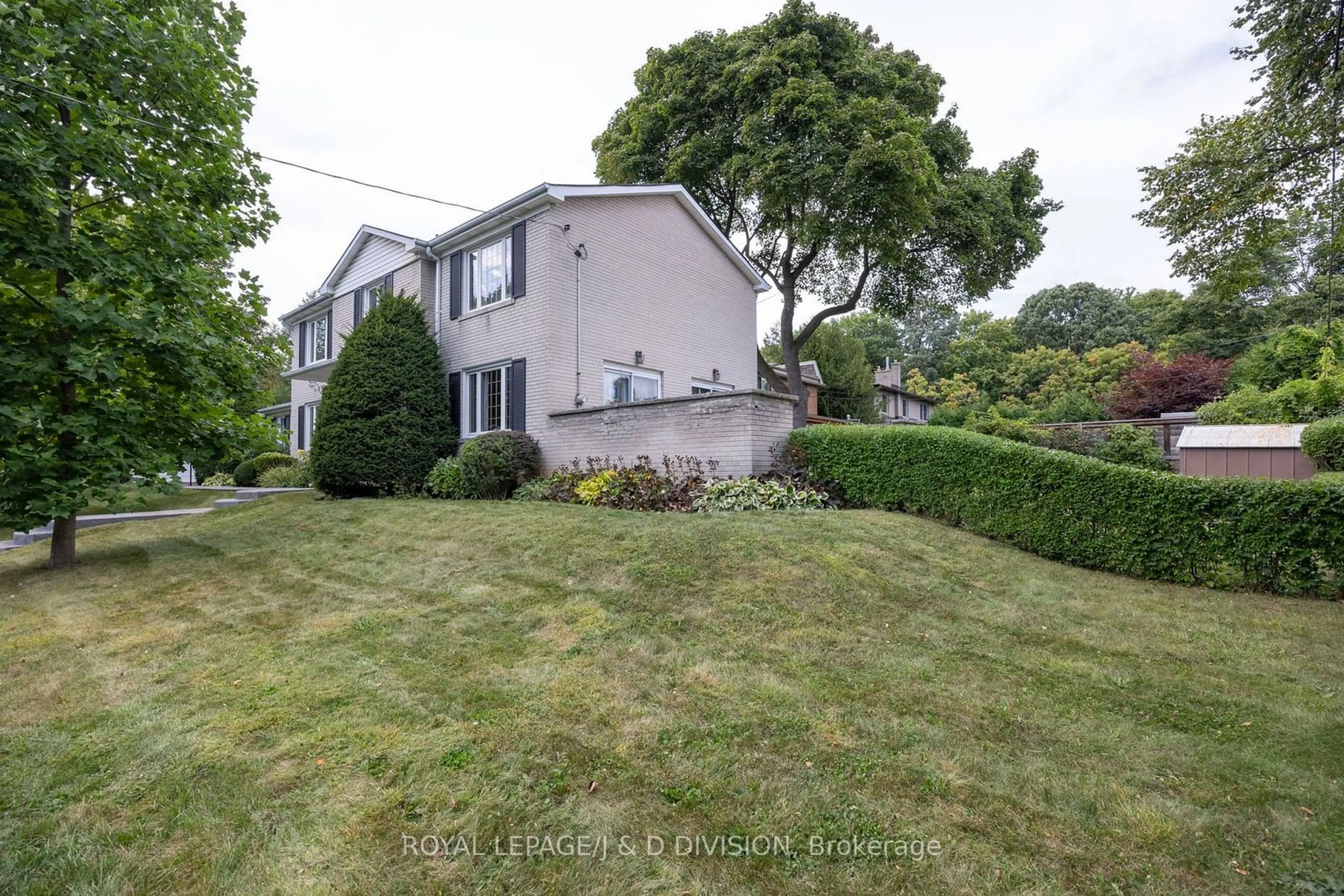 A pic from outside/outdoor area/front of a property/back of a property/a pic from drone, street for 45 Blue Ridge Rd, Toronto Ontario M2K 1S1