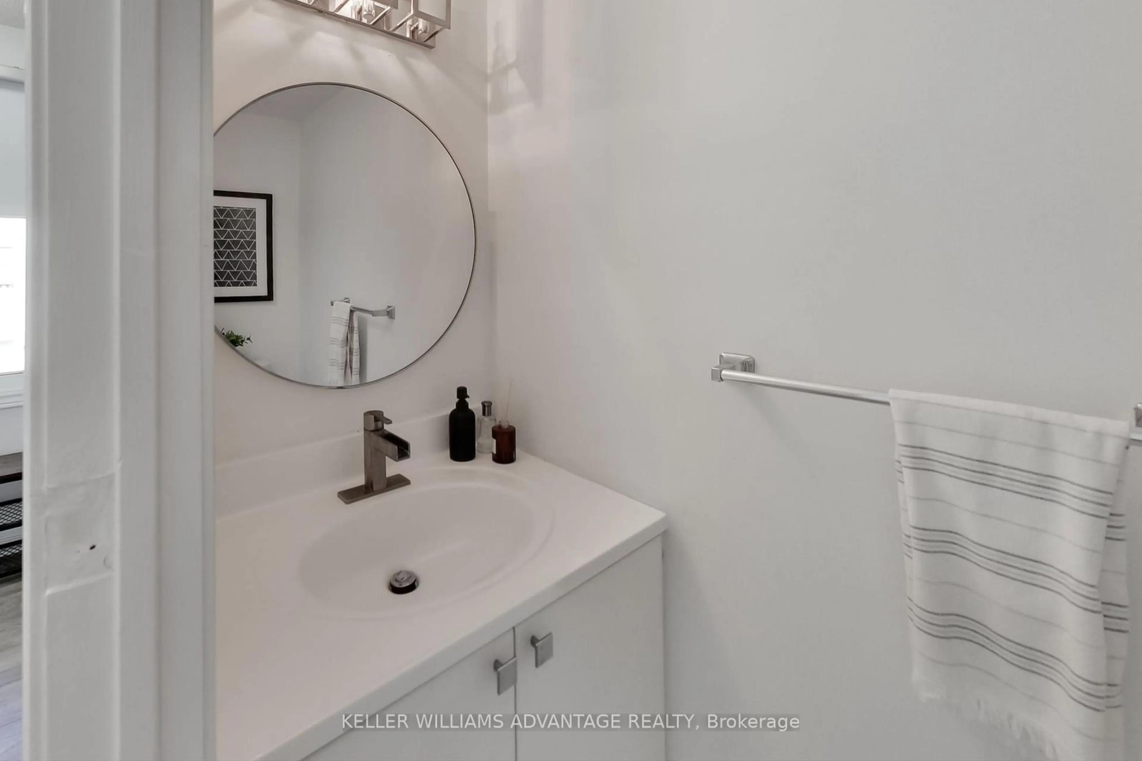 Standard bathroom, ceramic/tile floor for 12 Sudbury St #611, Toronto Ontario M6J 3W7