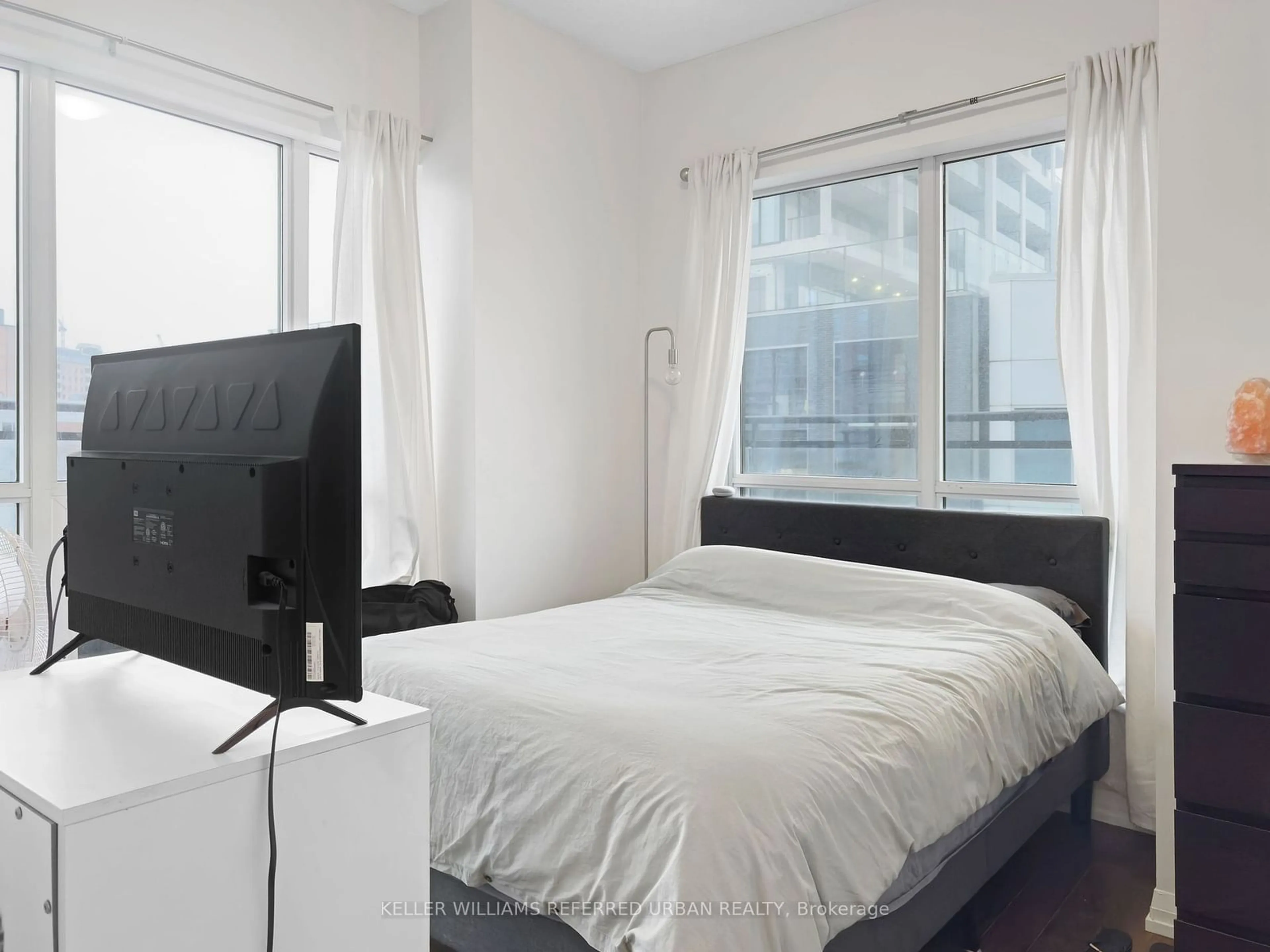 A pic of a room for 460 Adelaide St #931, Toronto Ontario M5A 1N6