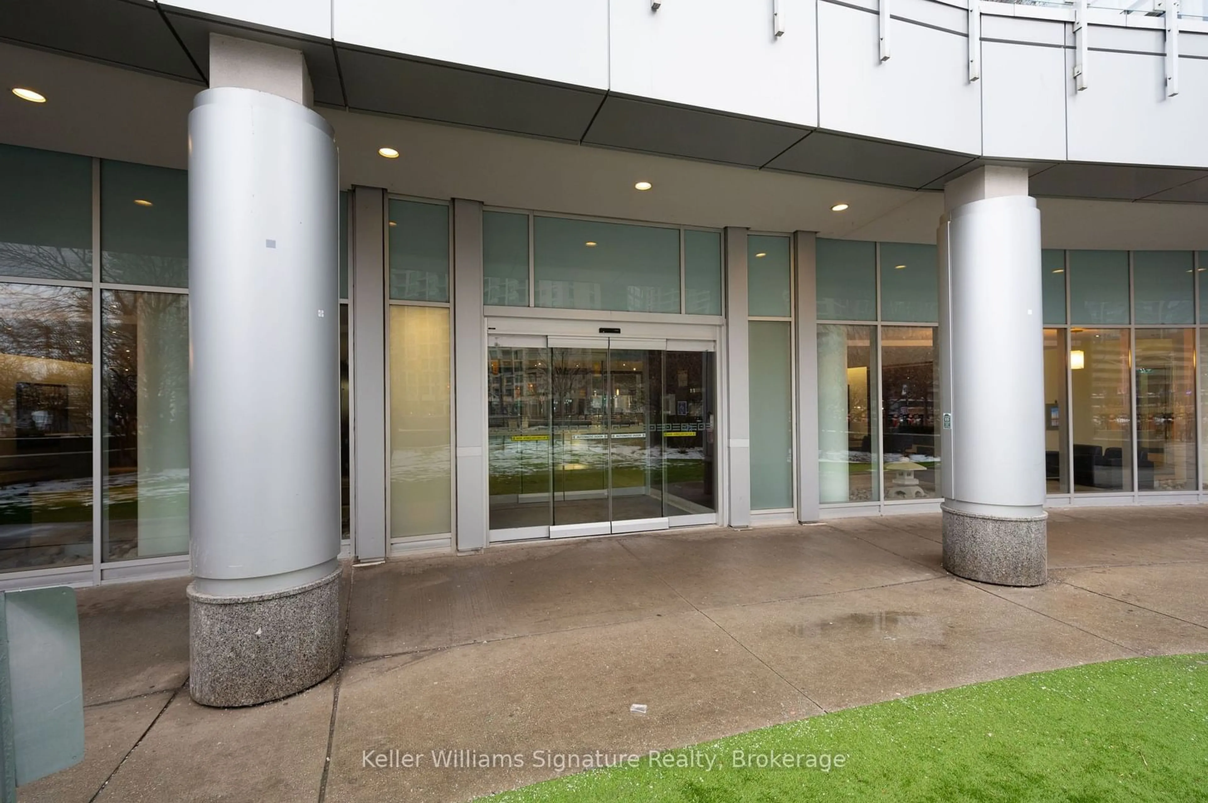 Indoor foyer for 8 York St #1010, Toronto Ontario M5J 2Y2