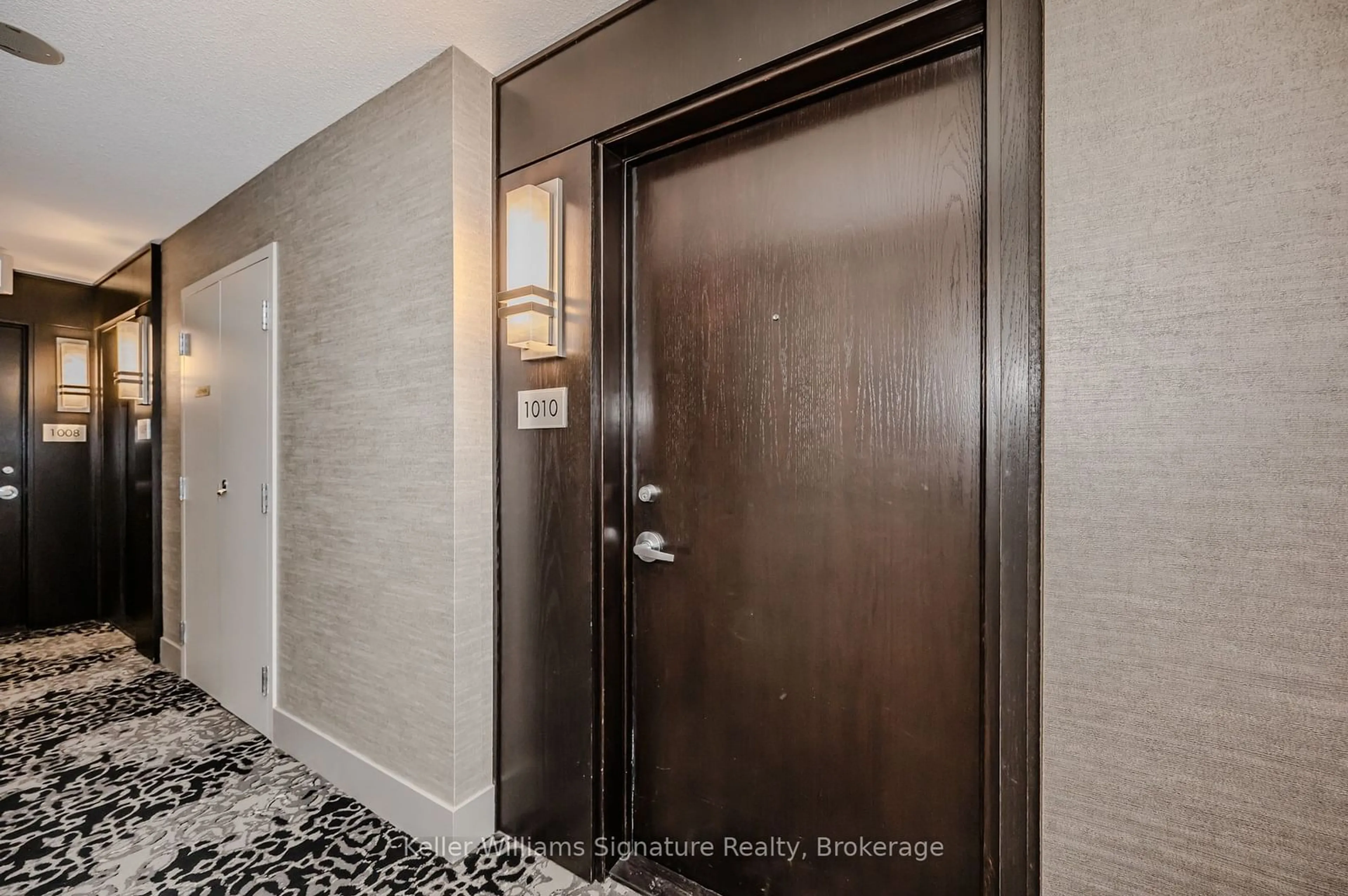 Indoor entryway for 8 York St #1010, Toronto Ontario M5J 2Y2