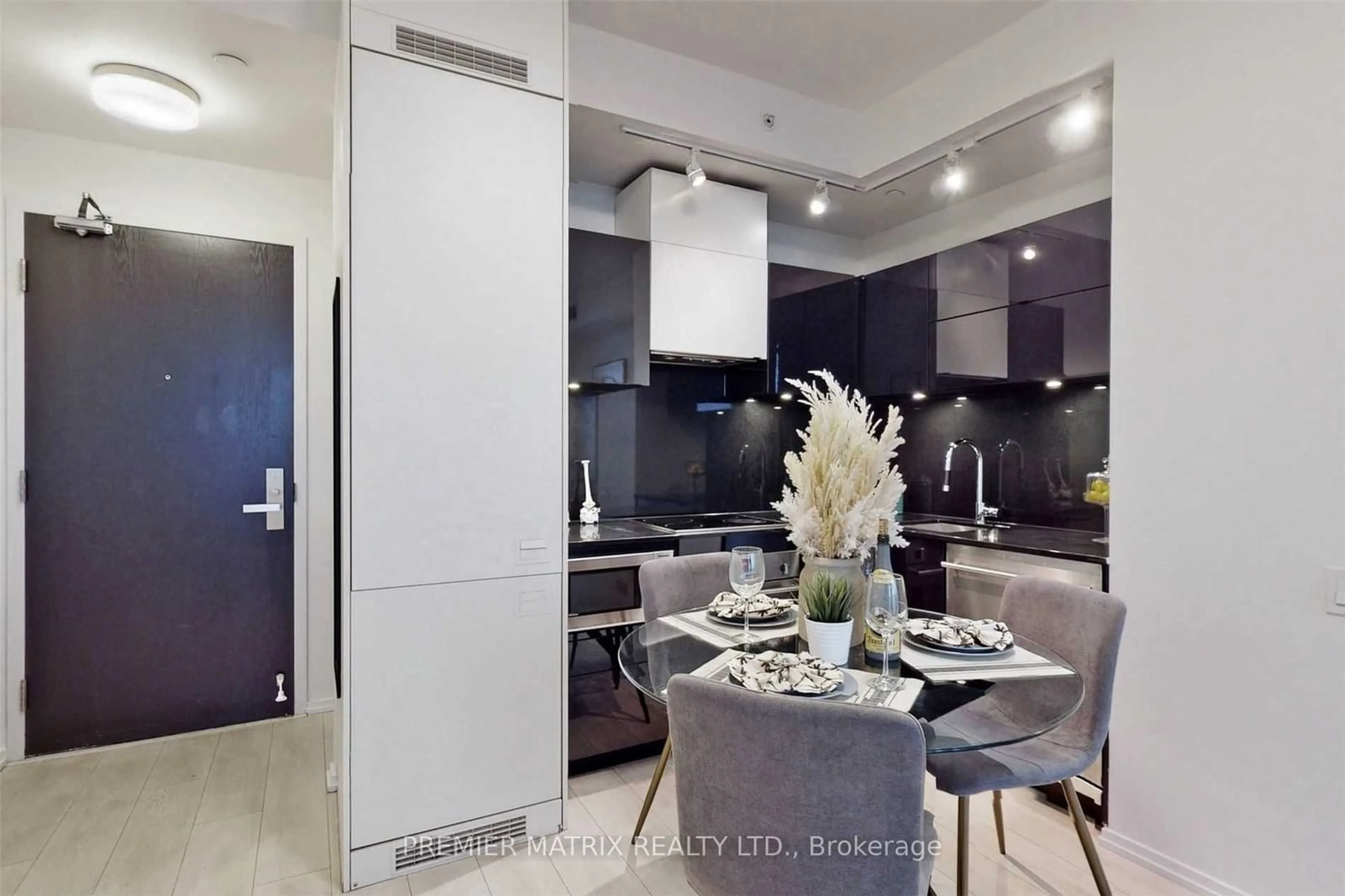 Contemporary kitchen, ceramic/tile floor for 125 Peter St #1401, Toronto Ontario M5V 2G9