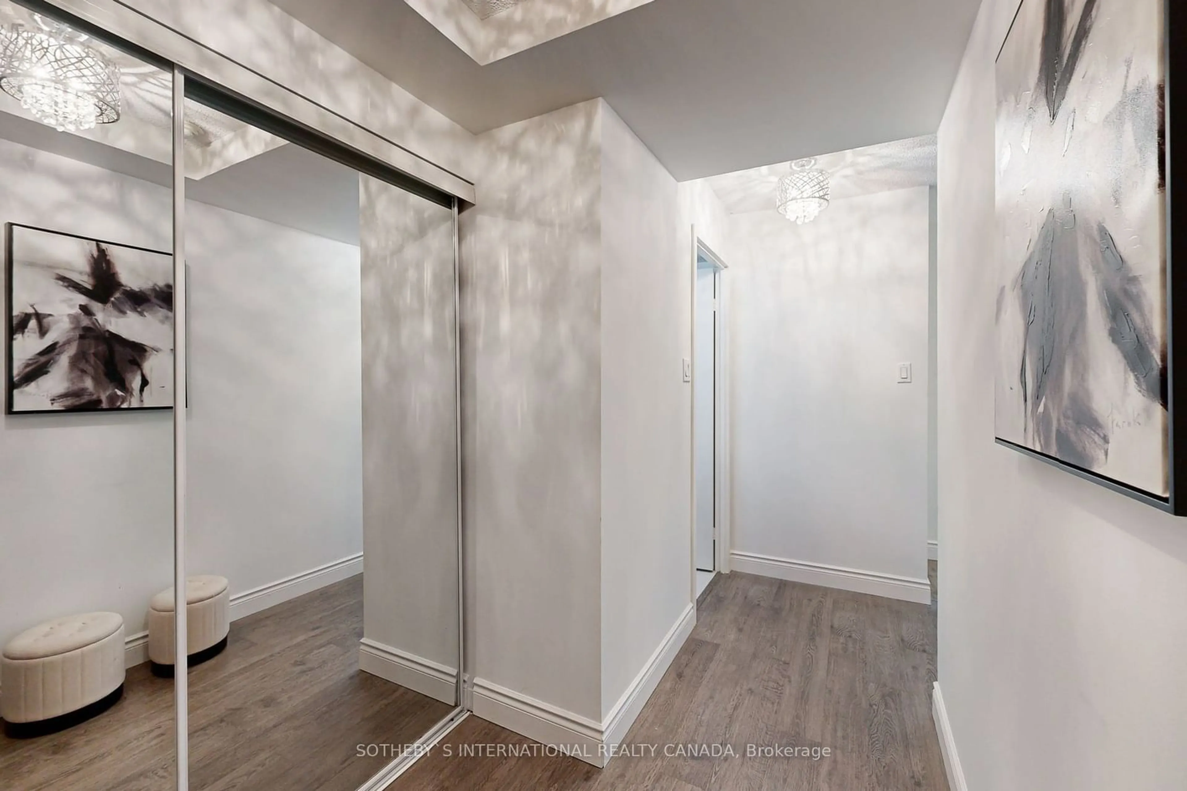 Indoor entryway for 10 Yonge St #1001, Toronto Ontario M5E 1R4