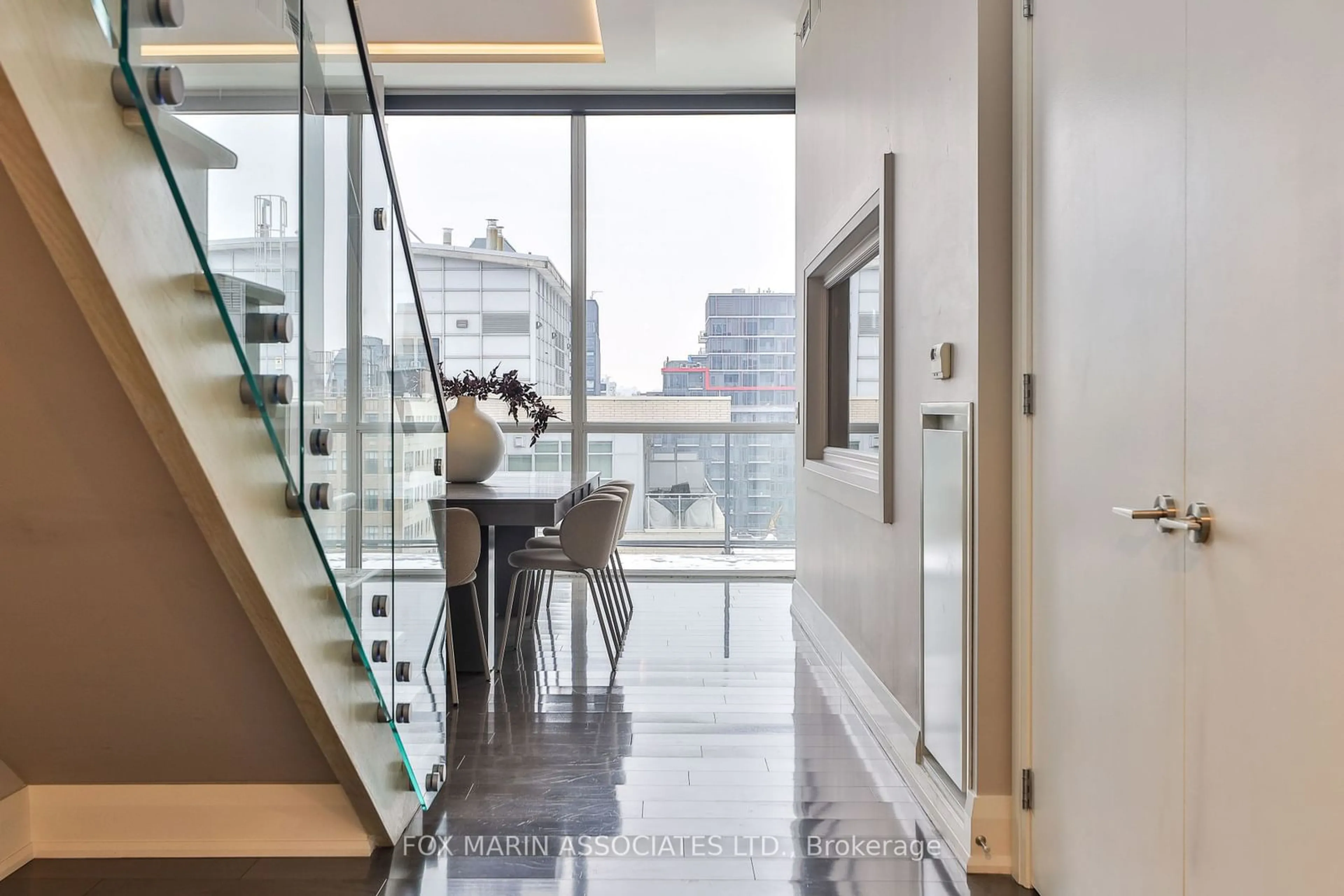 Indoor foyer for 478 King St #PH-02, Toronto Ontario M5V 0A8