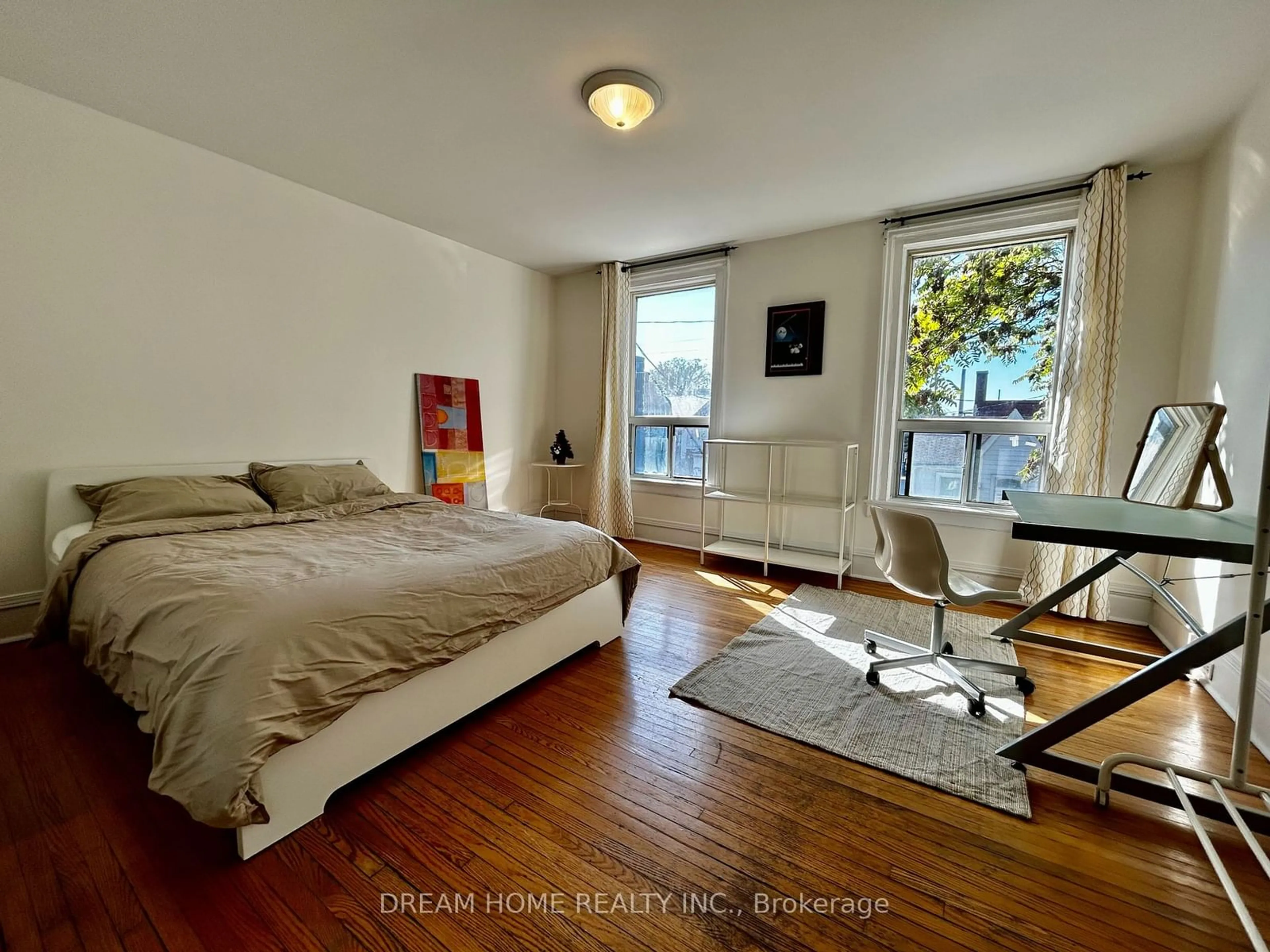 Bedroom with bed, wood/laminate floor for 107 Huron st St, Toronto Ontario M5T 2A9