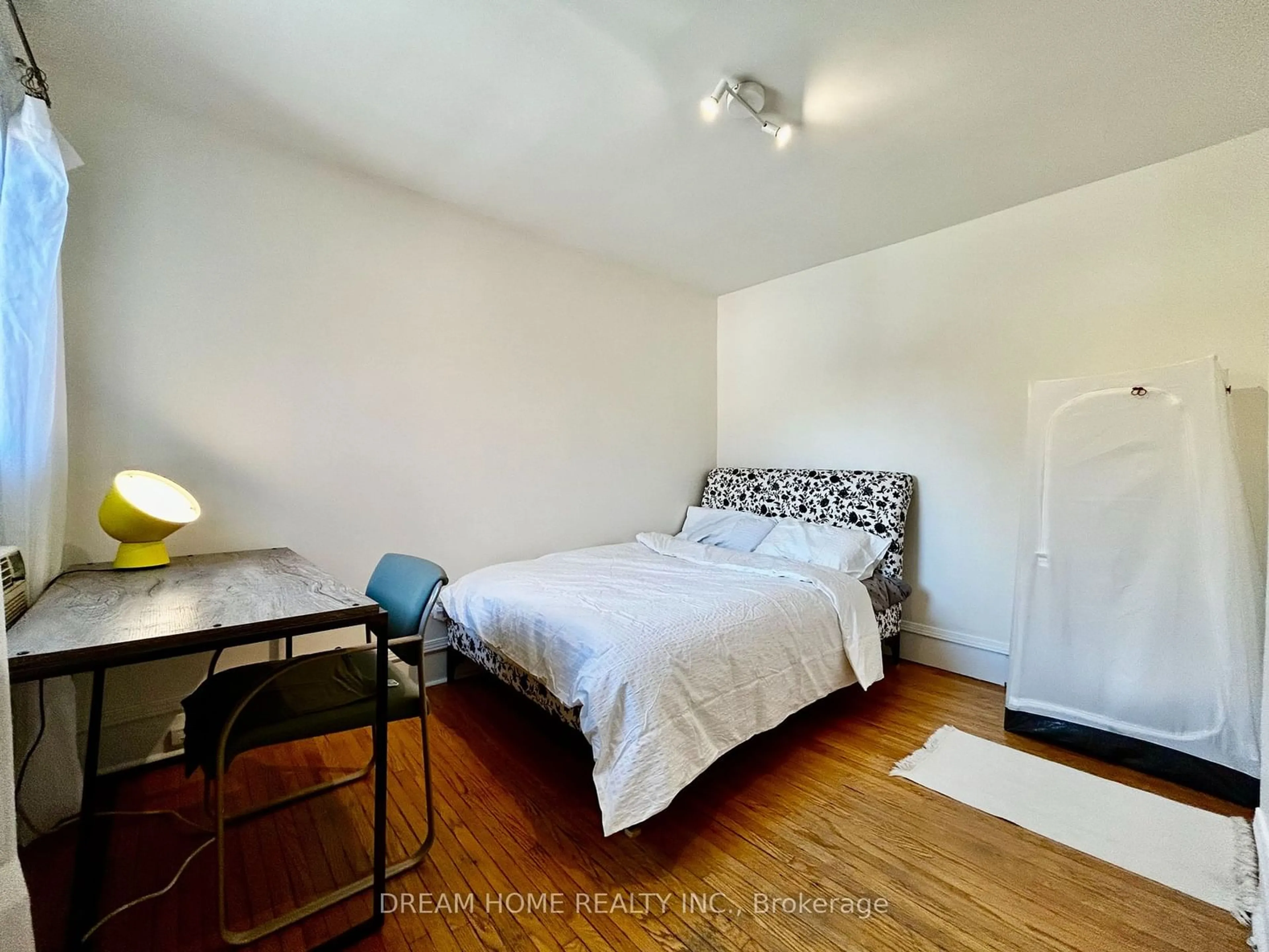 A pic of a room for 107 Huron st St, Toronto Ontario M5T 2A9