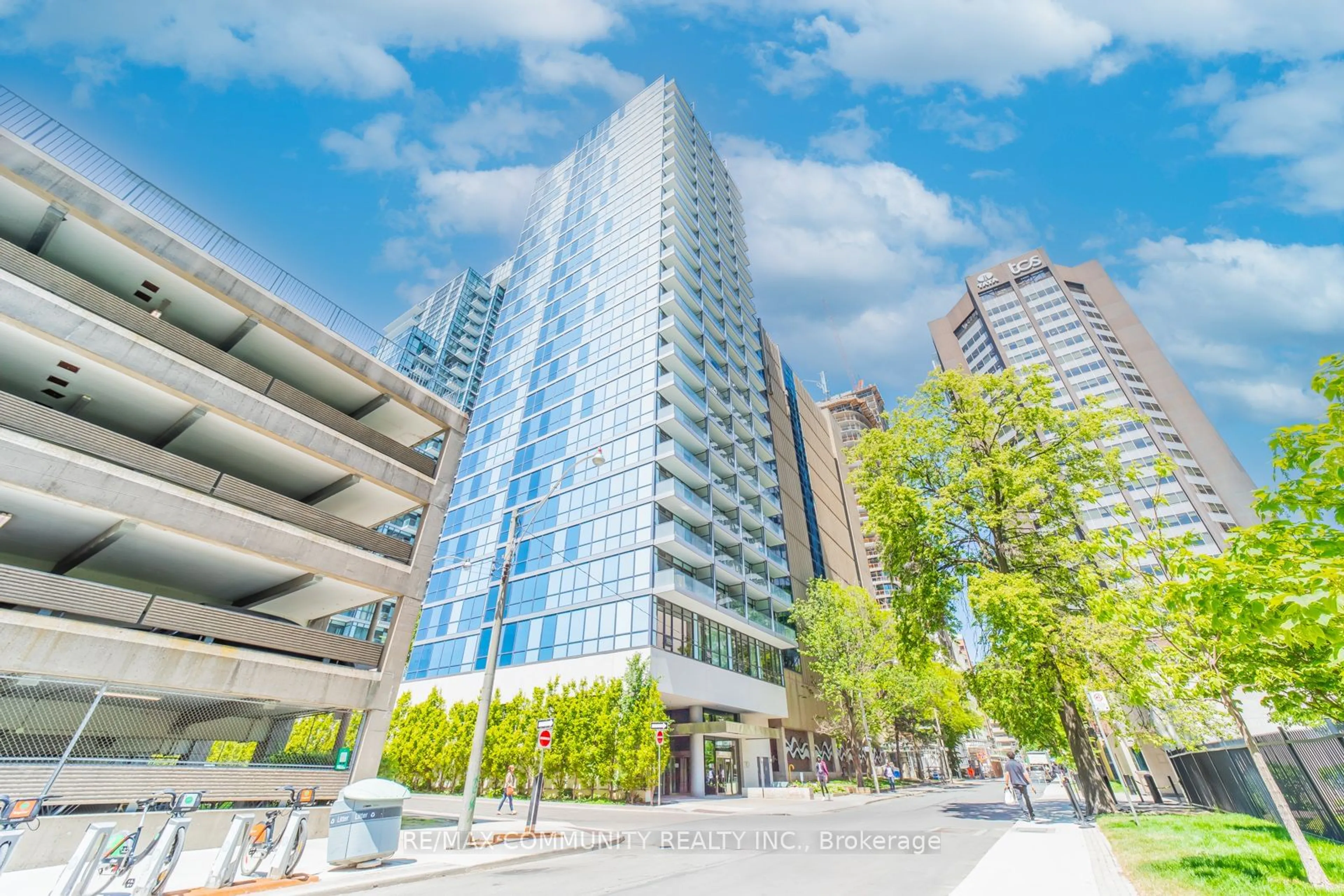 Patio, street for 210 Simcoe St #1210, Toronto Ontario M5T 2W5