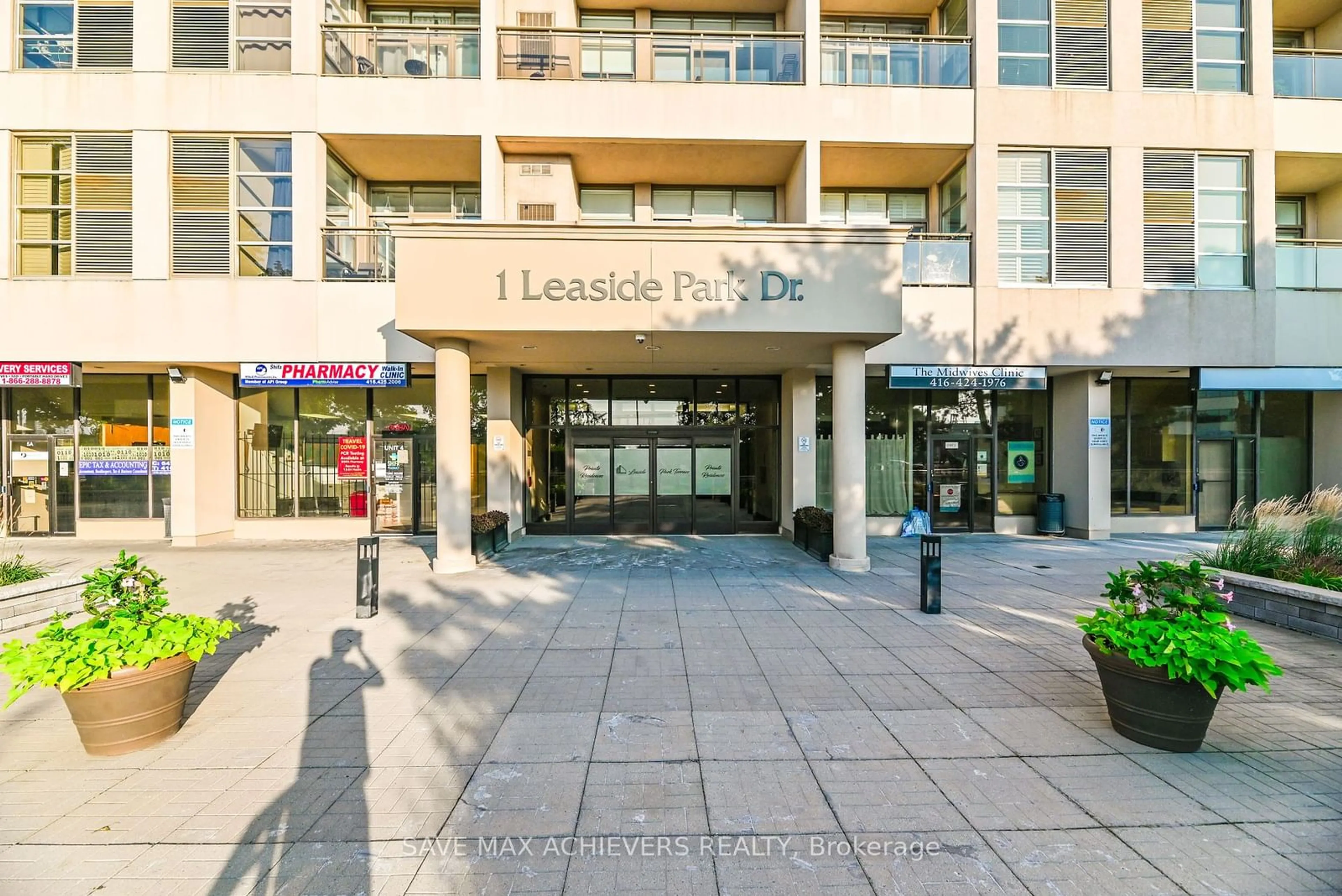 Indoor foyer for 1 Leaside Park Dr #305, Toronto Ontario M4H 1R1