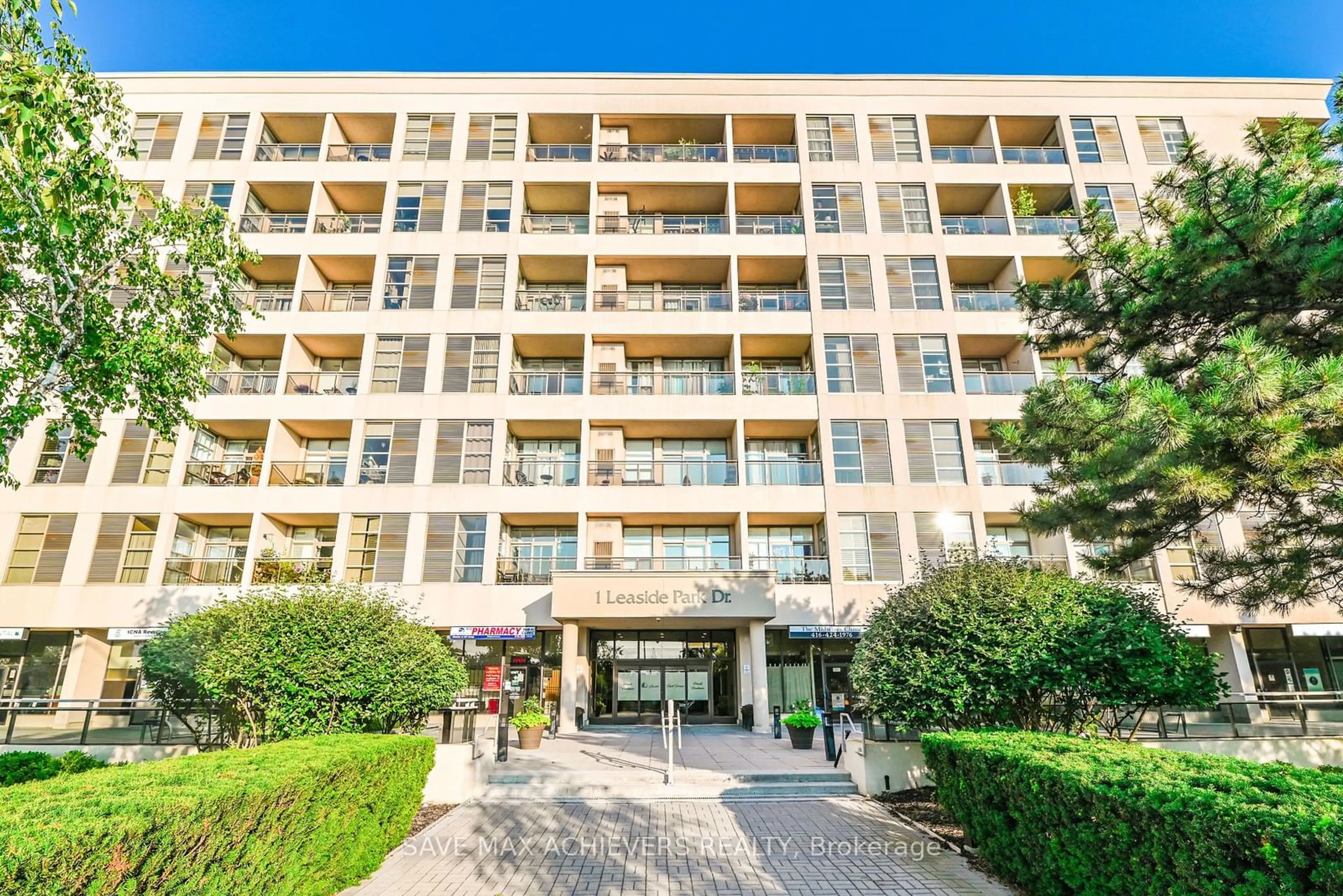 Indoor foyer for 1 Leaside Park Dr #305, Toronto Ontario M4H 1R1