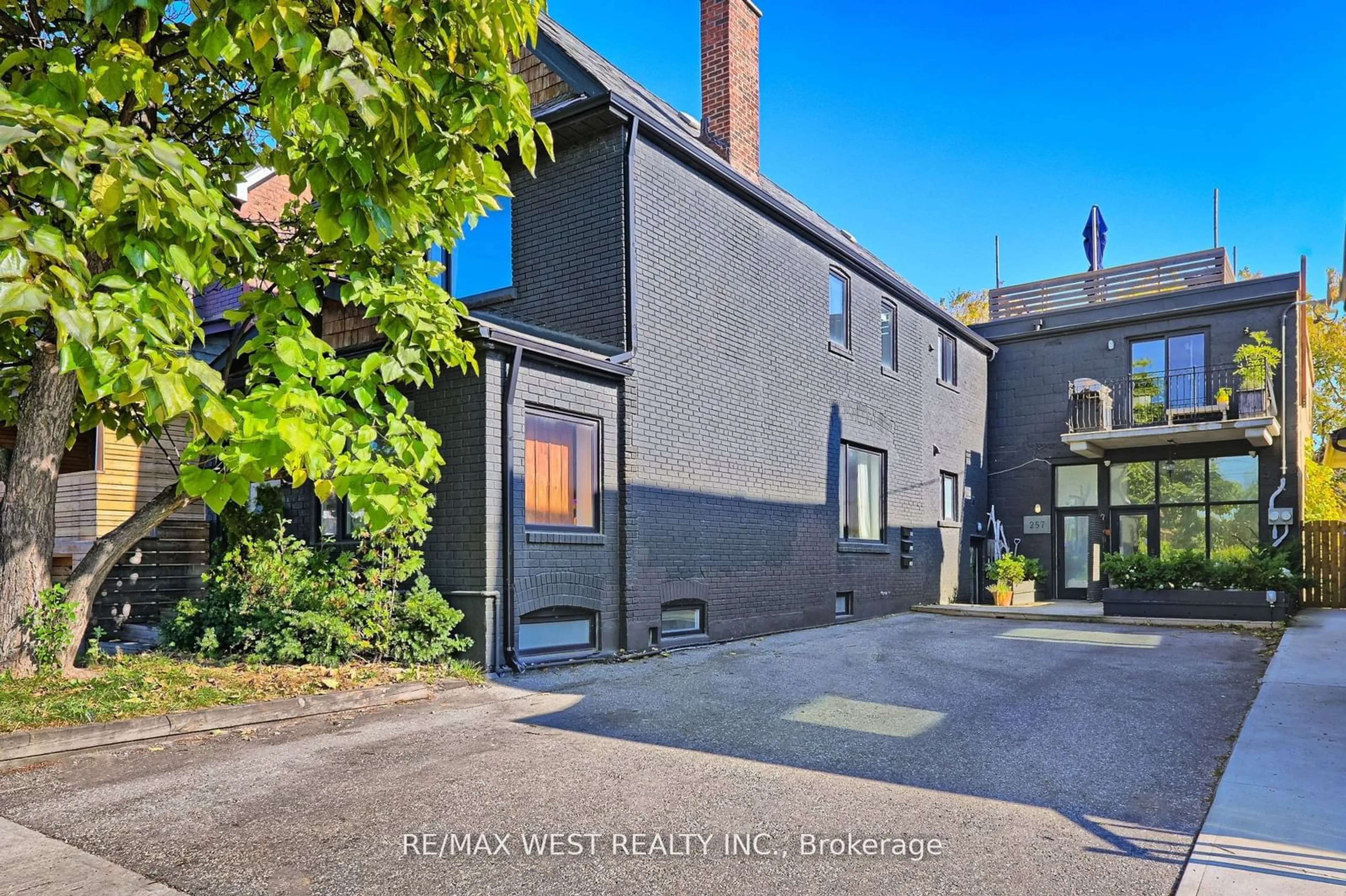 A pic from outside/outdoor area/front of a property/back of a property/a pic from drone, street for 259 Oakwood Ave, Toronto Ontario M6E 2V3