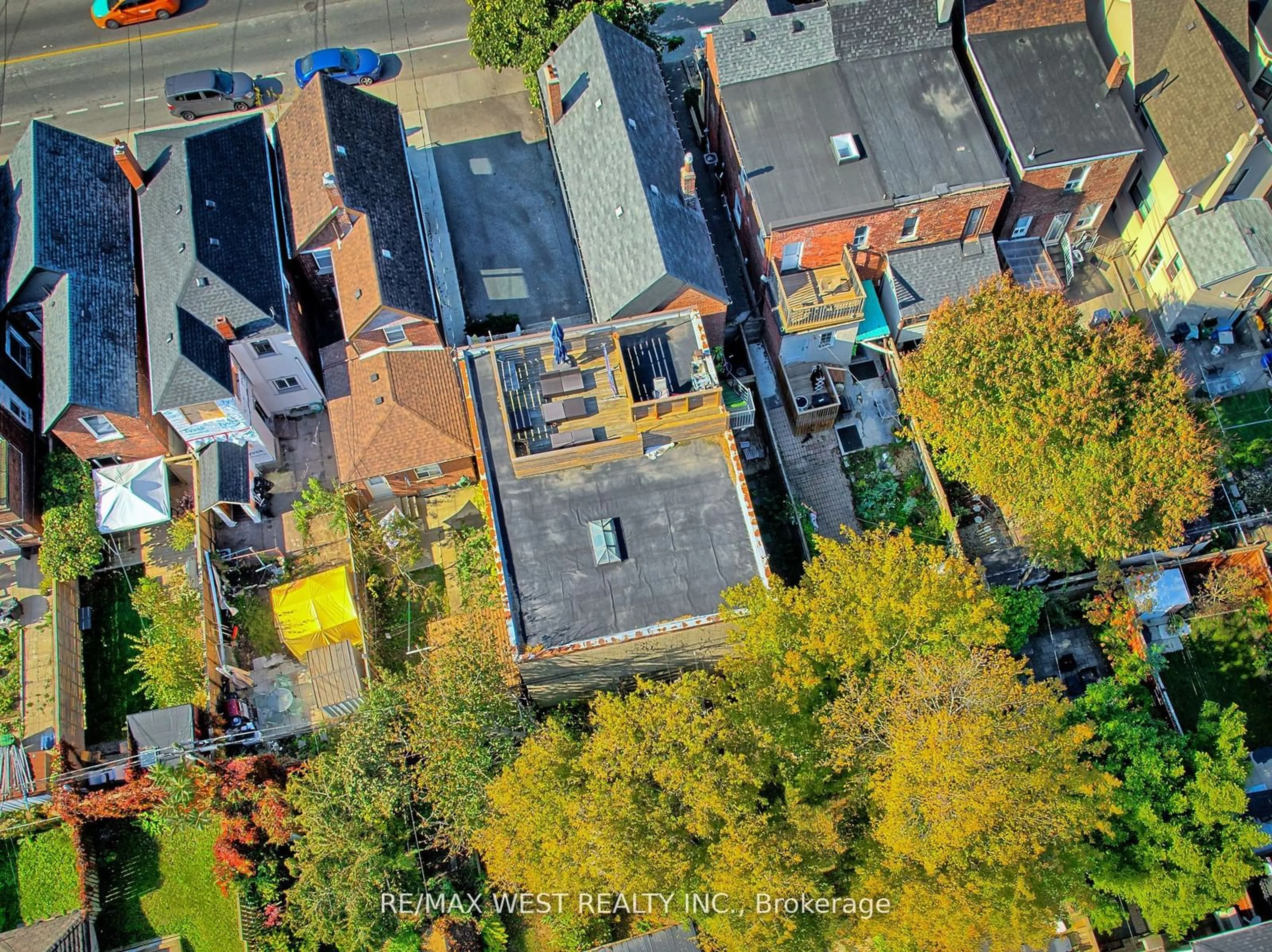 A pic from outside/outdoor area/front of a property/back of a property/a pic from drone, city buildings view from balcony for 259 Oakwood Ave, Toronto Ontario M6E 2V3