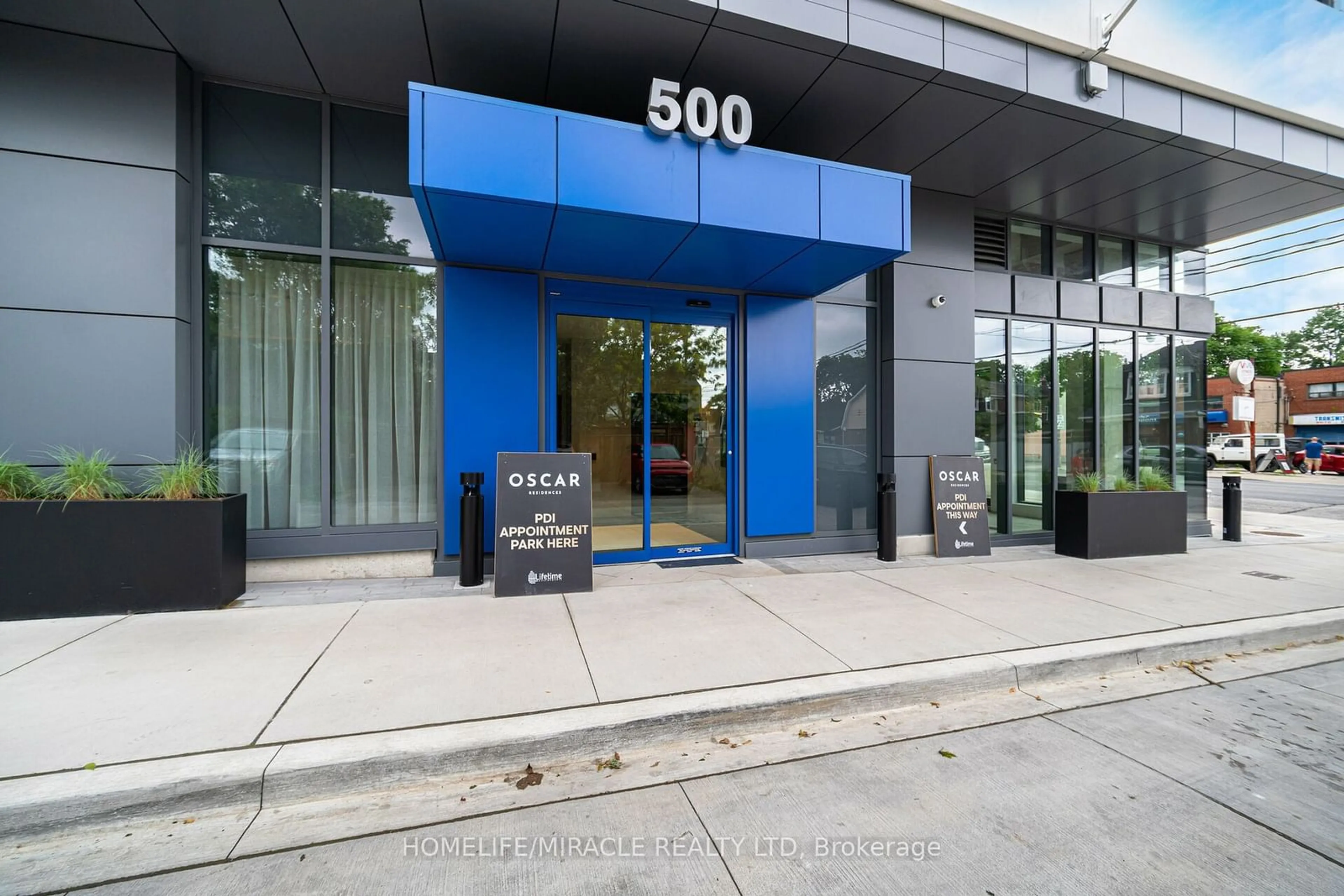 Indoor foyer for 500 Dupont St #317, Toronto Ontario M6G 0B8