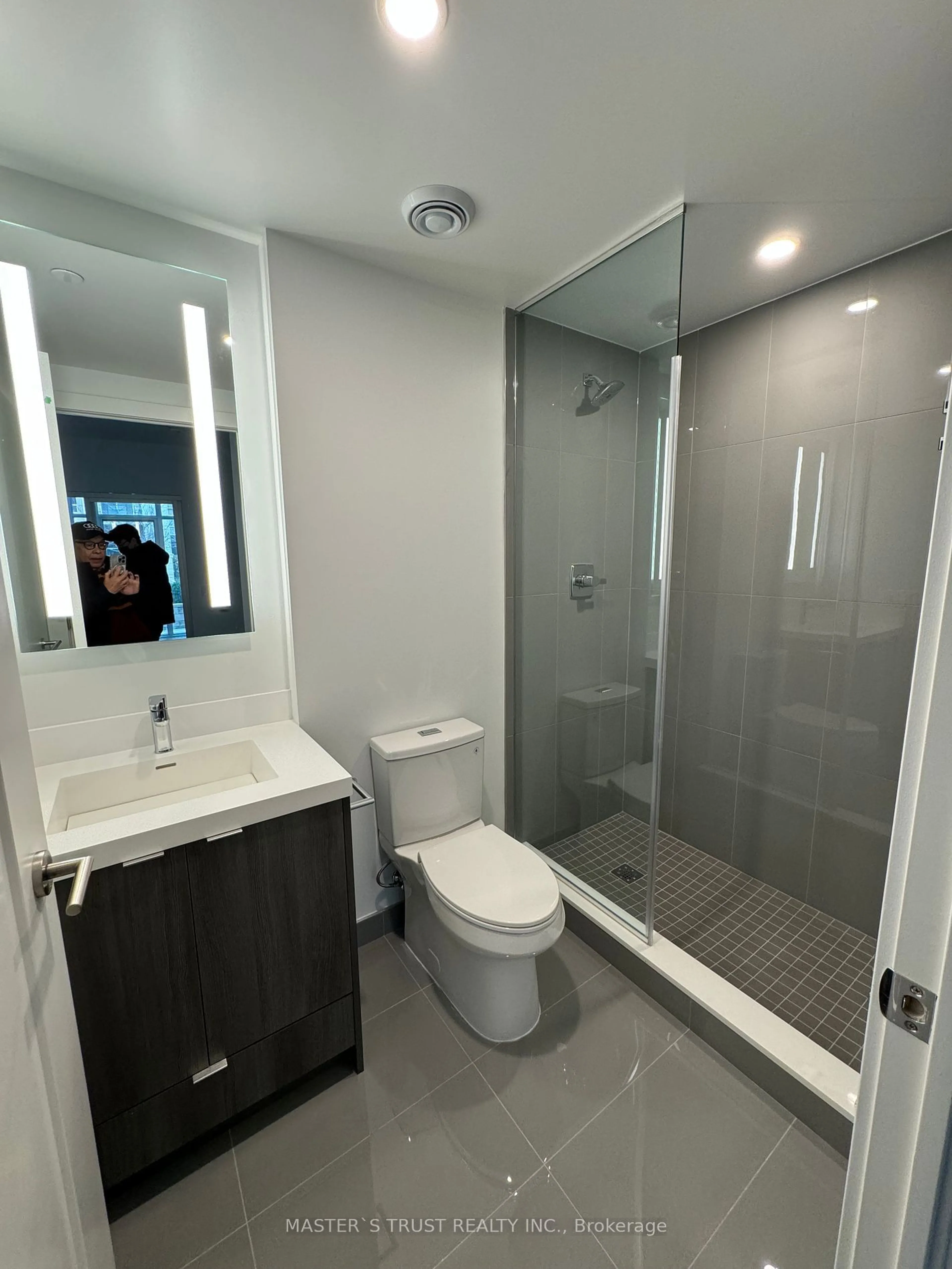 Standard bathroom, ceramic/tile floor for 30 Inn On The Park Dr #203, Toronto Ontario M3C 0P7