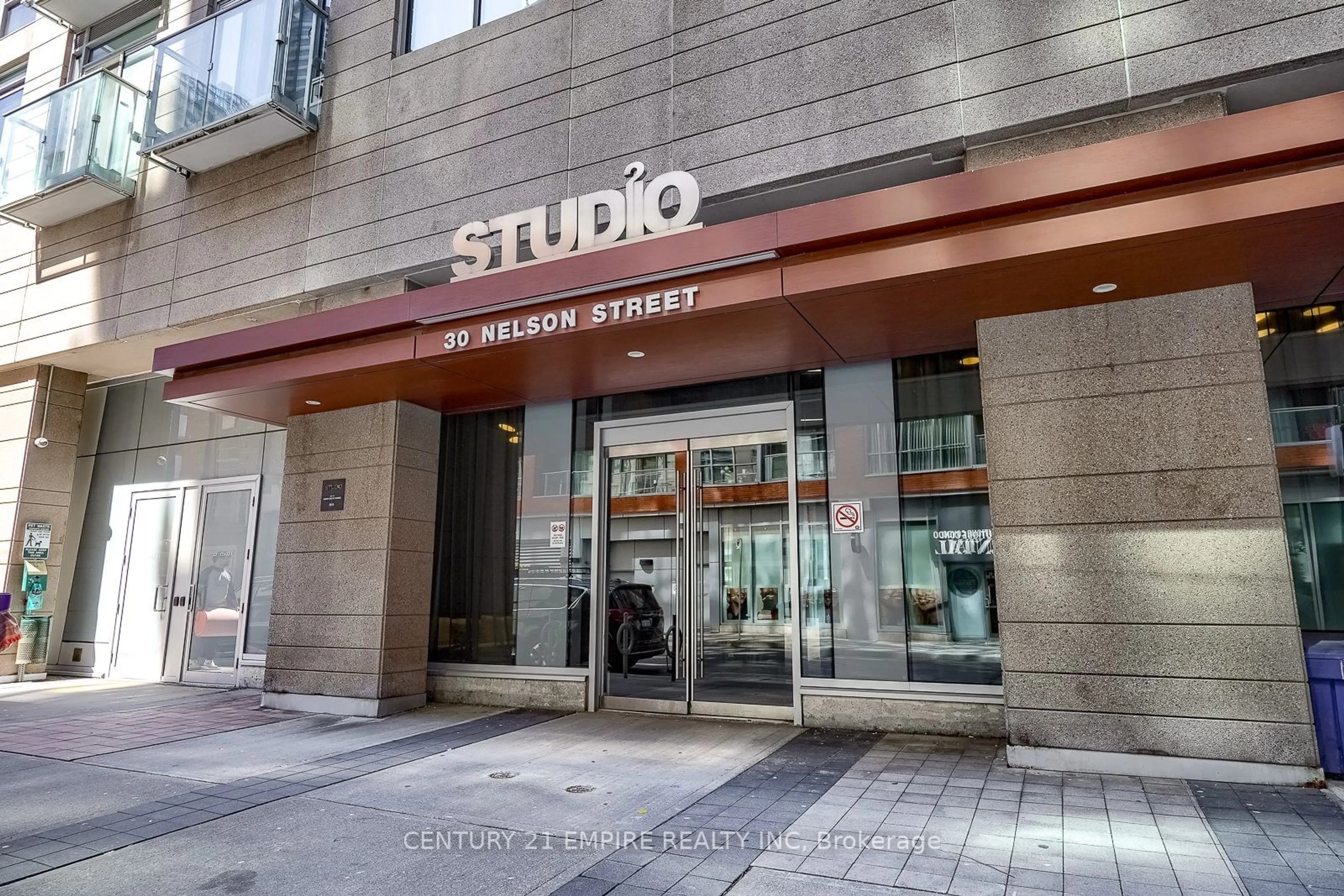 Indoor foyer for 30 Nelson St #325, Toronto Ontario M5V 0H5