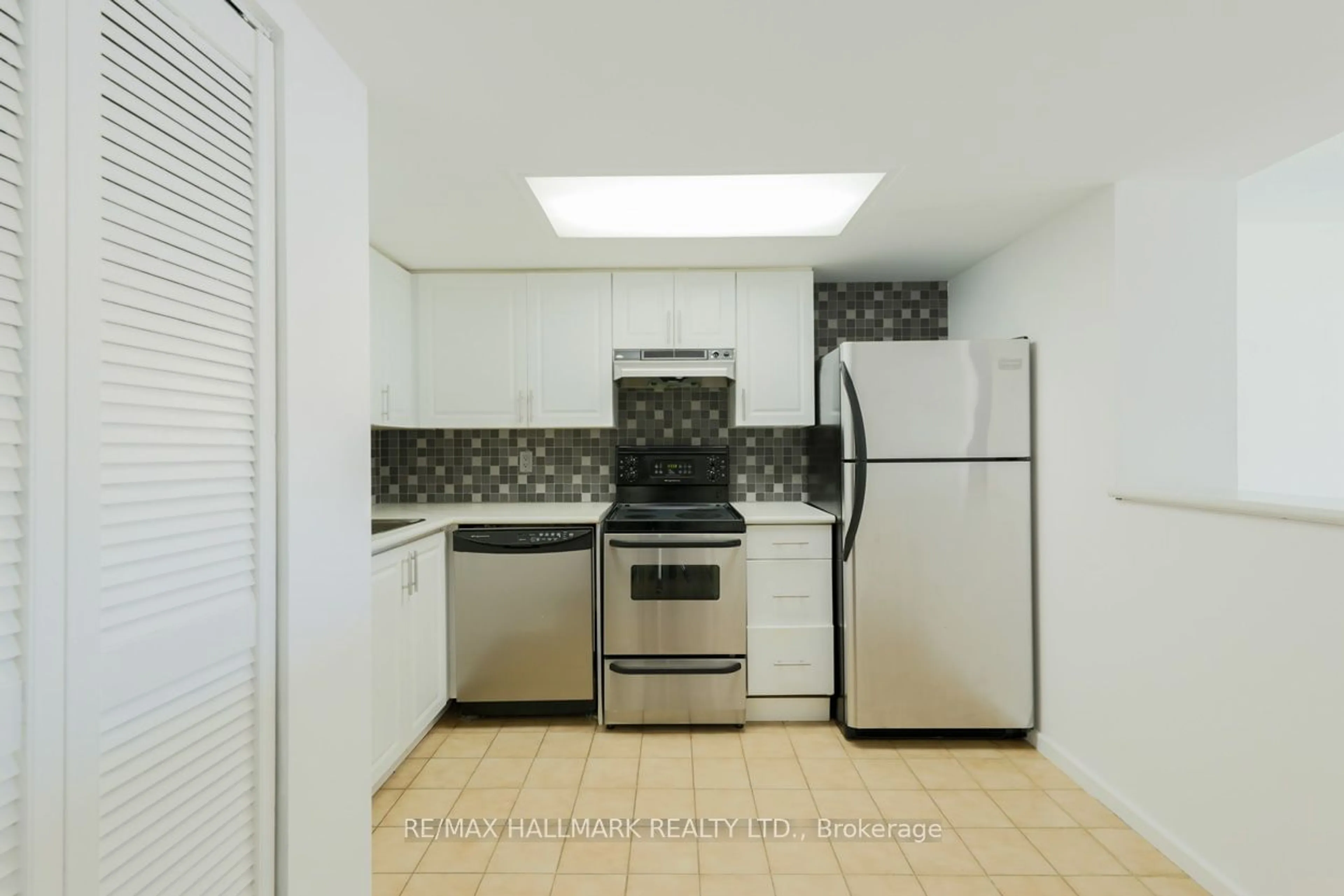 Standard kitchen, unknown for 15 Maitland Pl #905, Toronto Ontario M4K 1R3