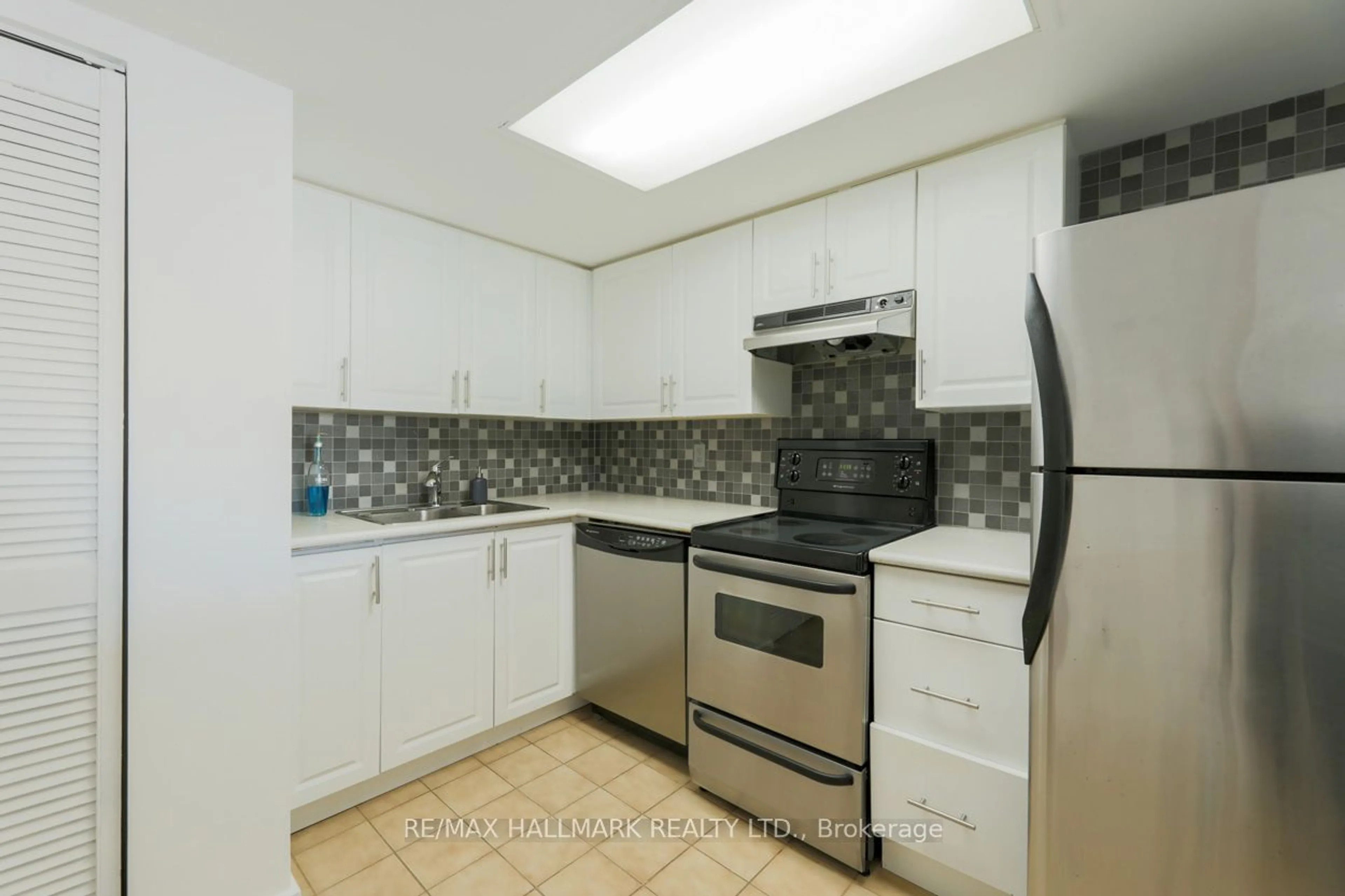 Standard kitchen, ceramic/tile floor for 15 Maitland Pl #905, Toronto Ontario M4K 1R3