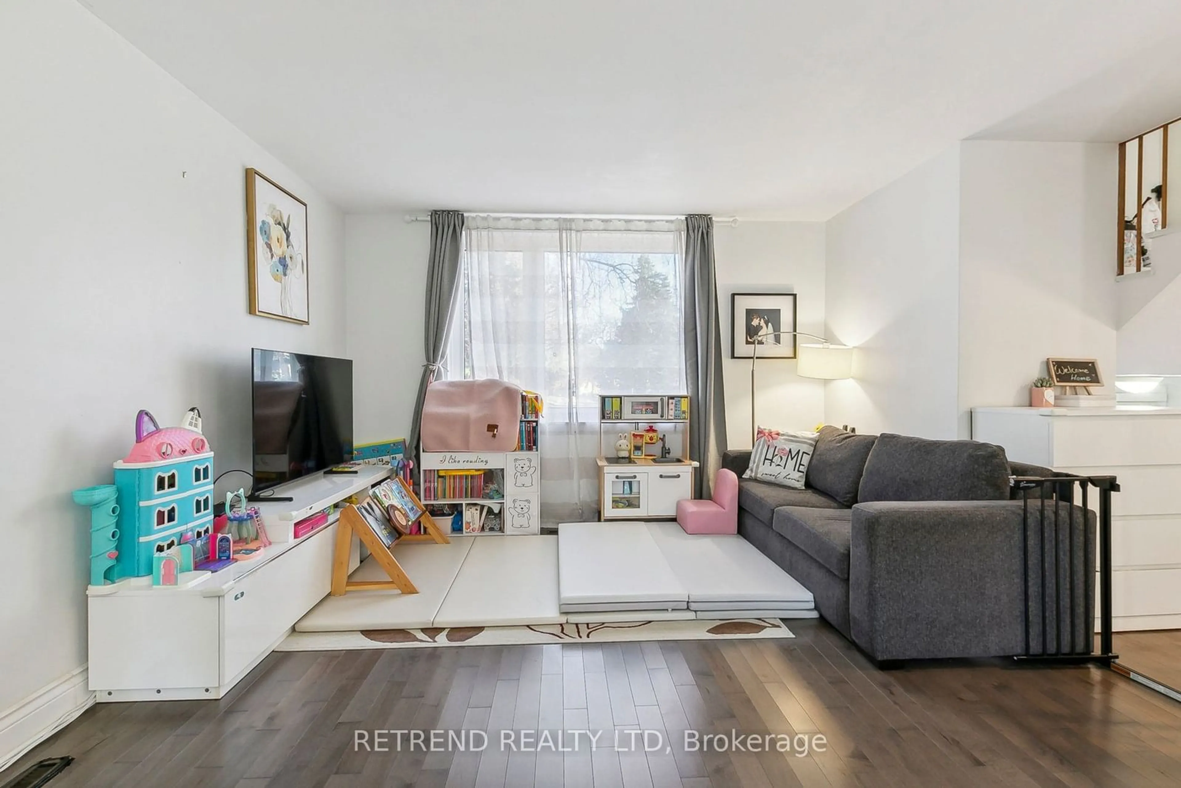 Living room with furniture, unknown for 58 Broadpath Rd, Toronto Ontario M3C 2B5