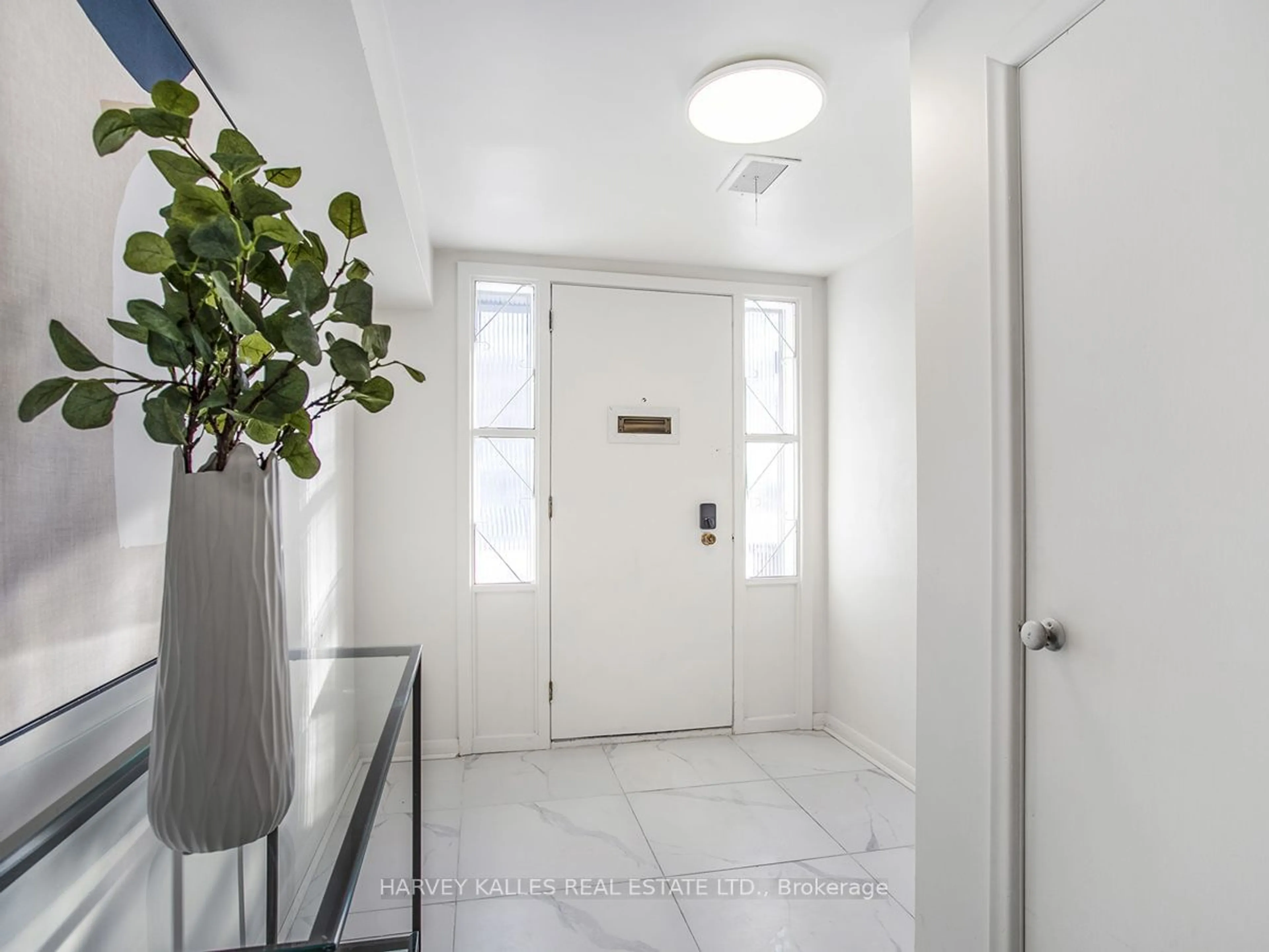 Indoor entryway for 138 Citation Dr, Toronto Ontario M2K 1T6