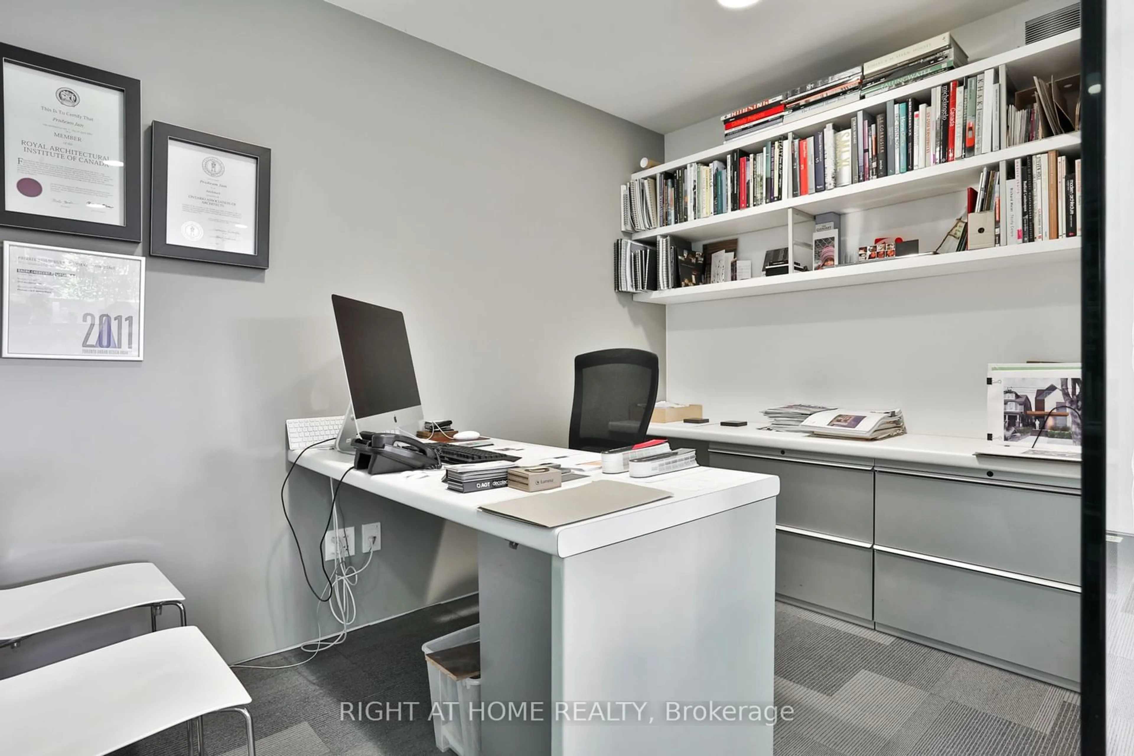 A pic of a room for 660R College St, Toronto Ontario M6G 1B8