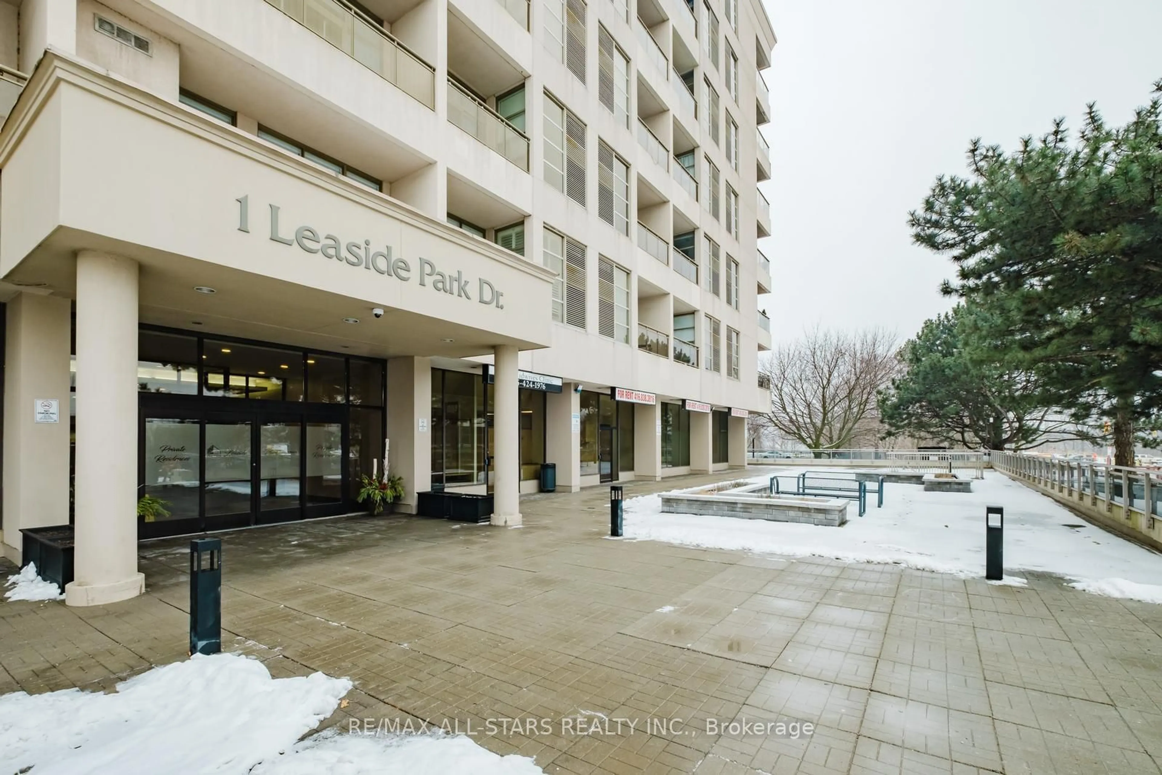 Indoor foyer for 1 Leaside Park Dr #303, Toronto Ontario M4H 1R1