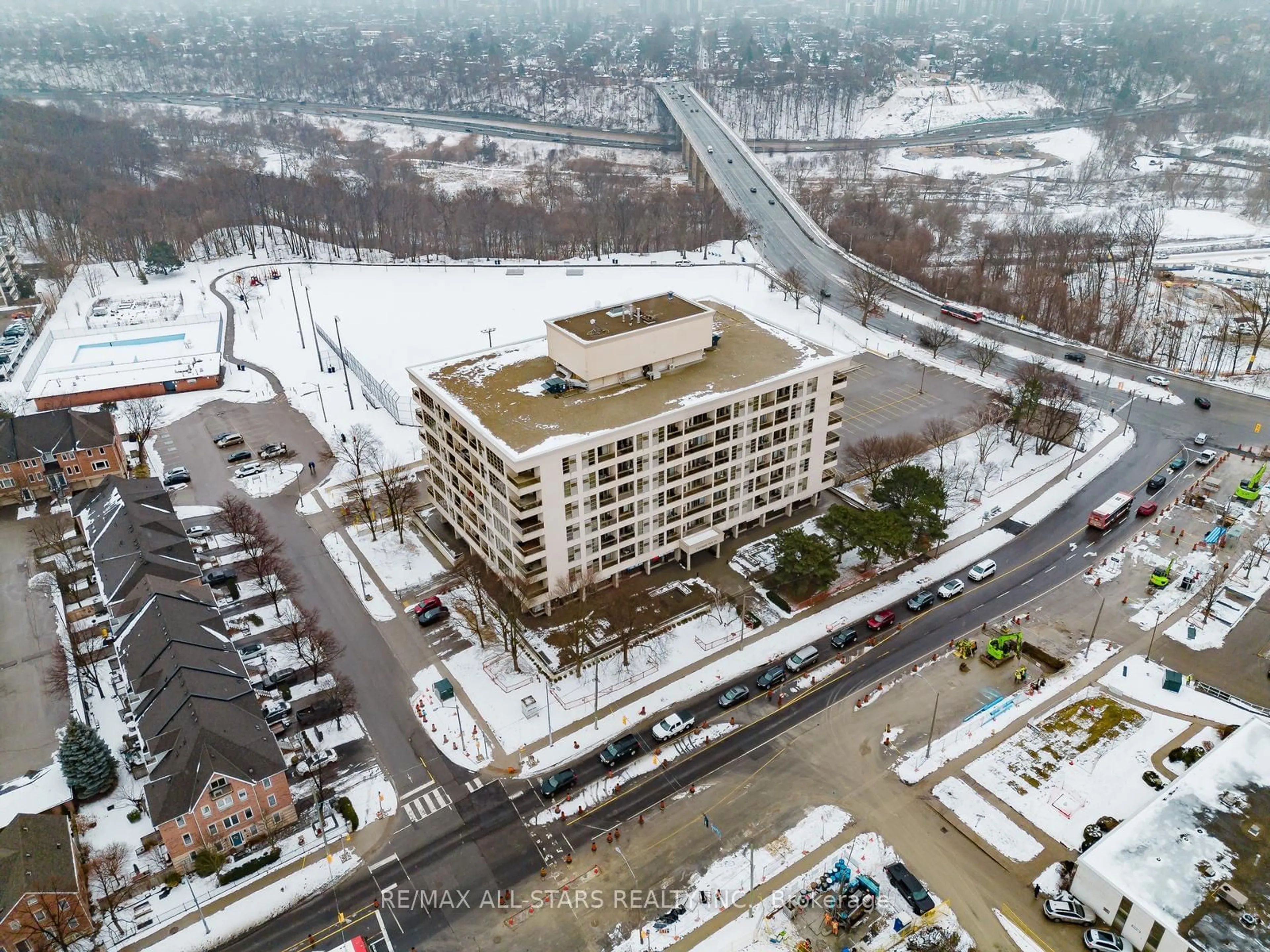 A pic from outside/outdoor area/front of a property/back of a property/a pic from drone, city buildings view from balcony for 1 Leaside Park Dr #303, Toronto Ontario M4H 1R1