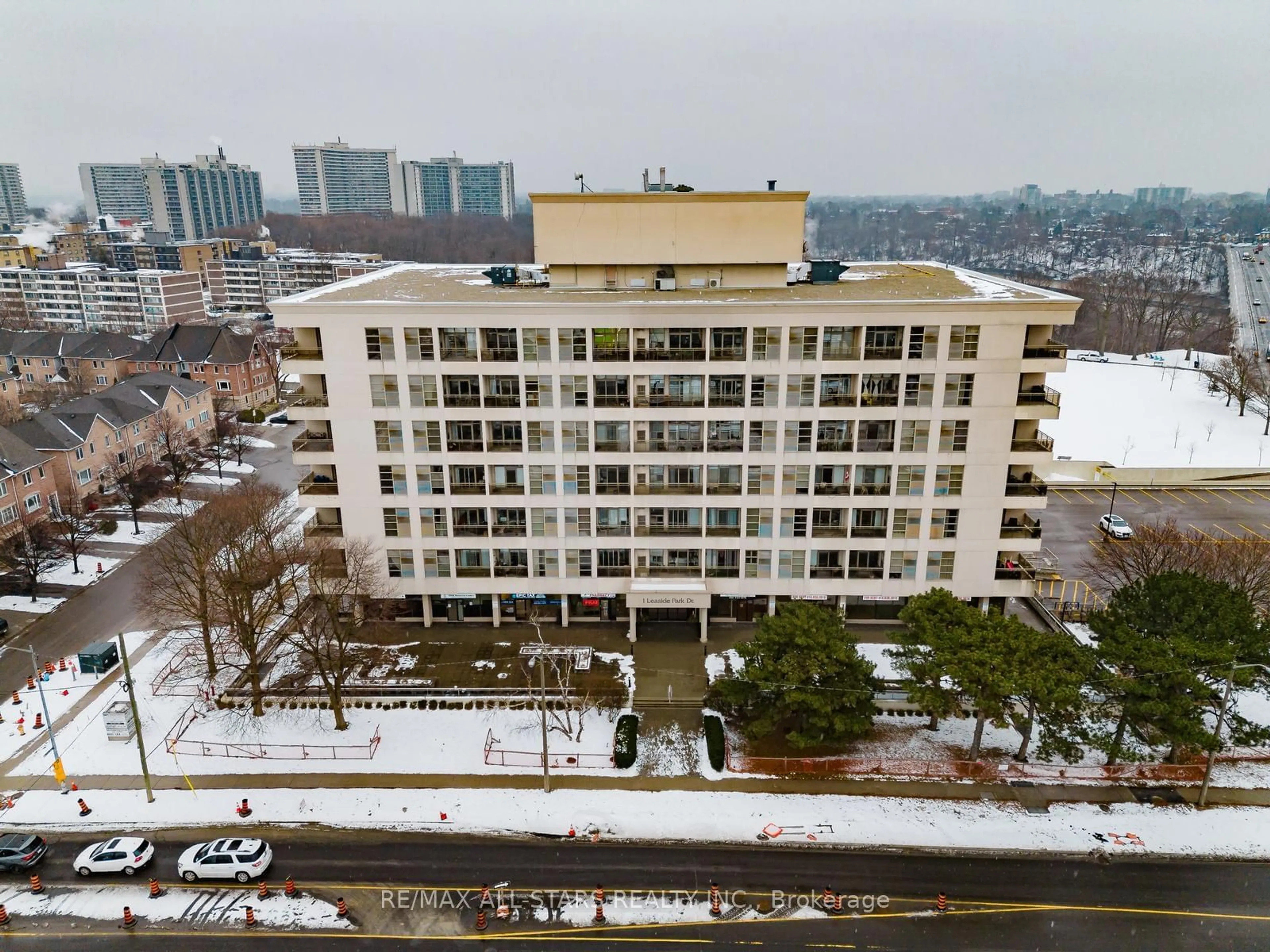 A pic from outside/outdoor area/front of a property/back of a property/a pic from drone, city buildings view from balcony for 1 Leaside Park Dr #303, Toronto Ontario M4H 1R1