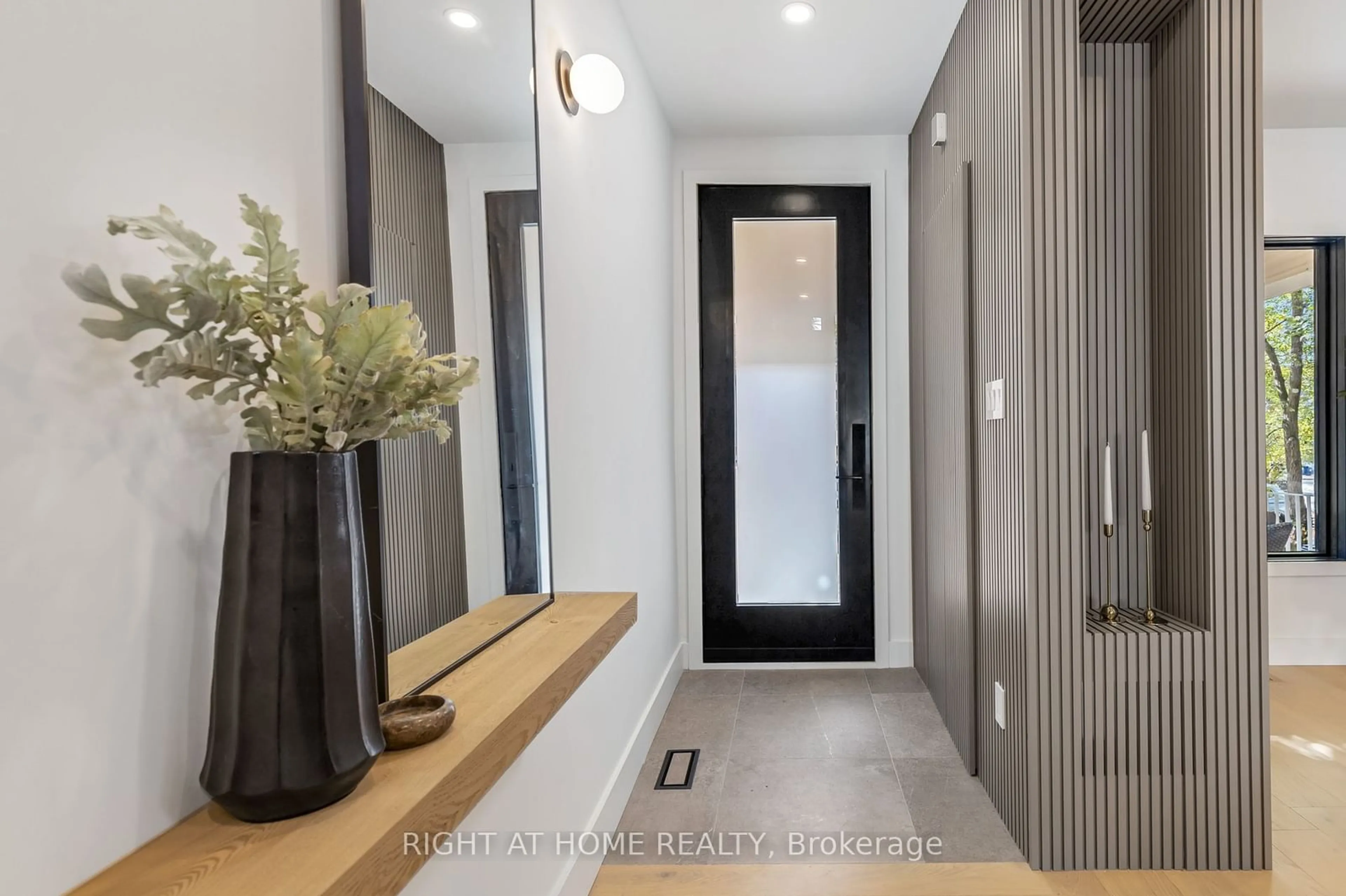 Indoor entryway for 768 Richmond St, Toronto Ontario M6J 1C5