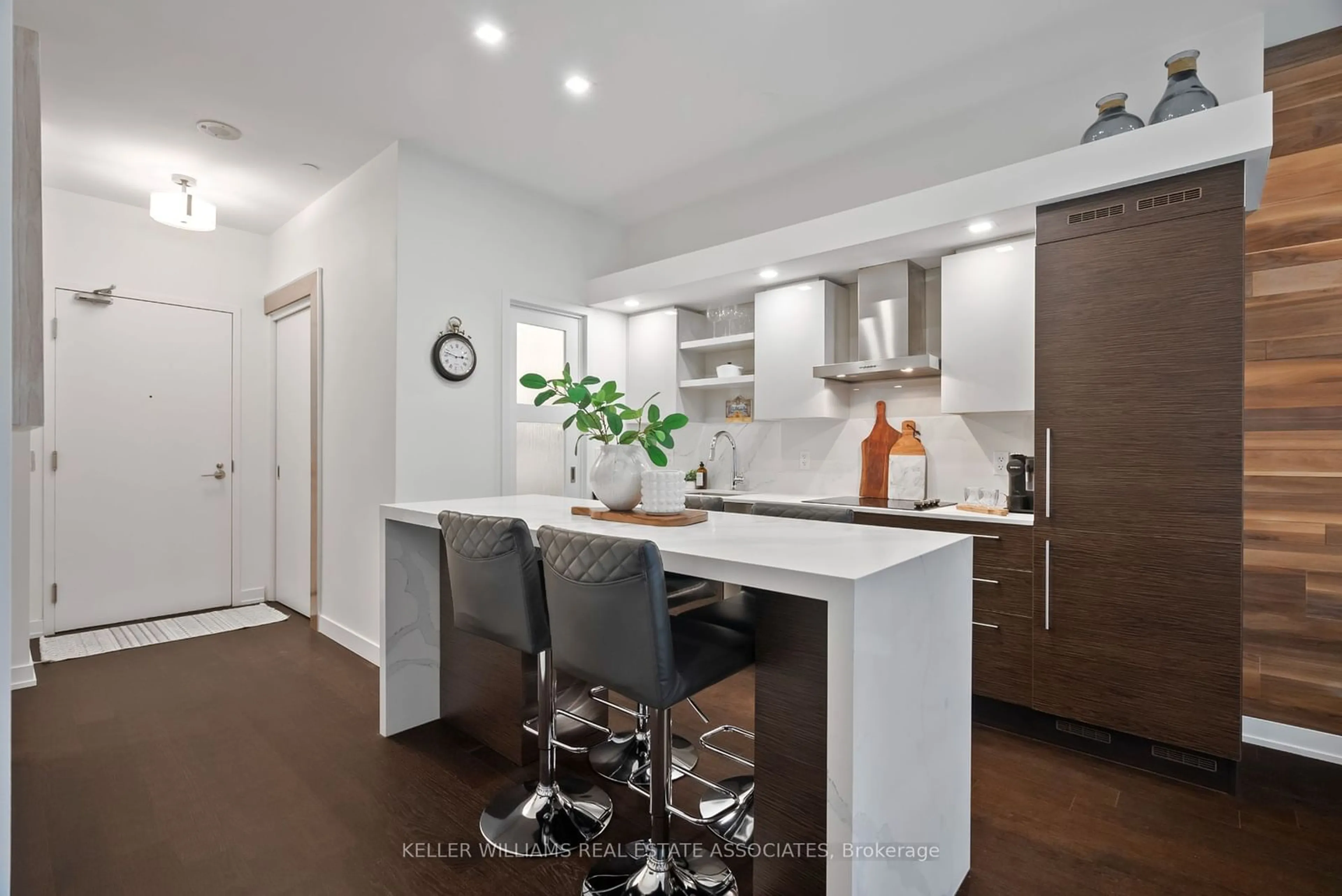 Contemporary kitchen, unknown for 1030 King St #1021, Toronto Ontario M6K 0B4