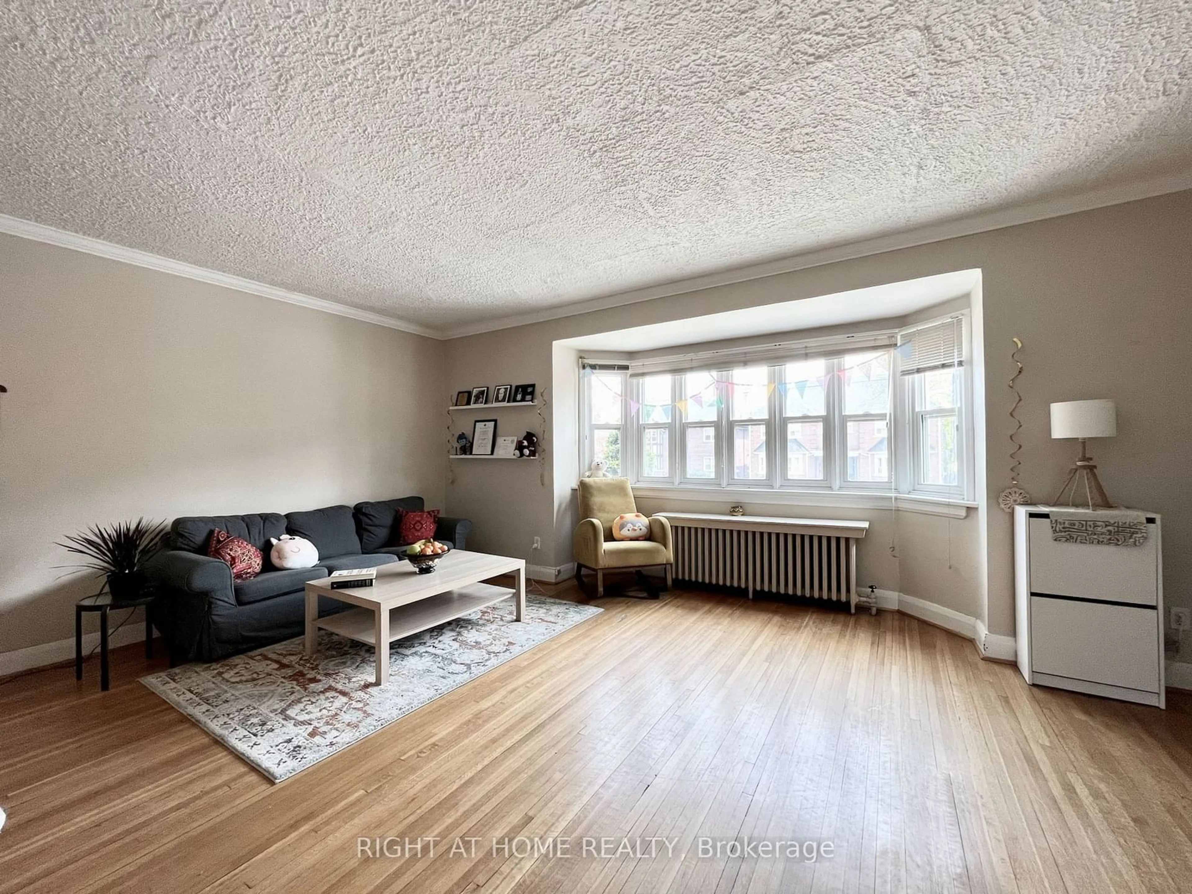 Living room with furniture, unknown for 1198 Avenue Rd, Toronto Ontario M5N 2G1