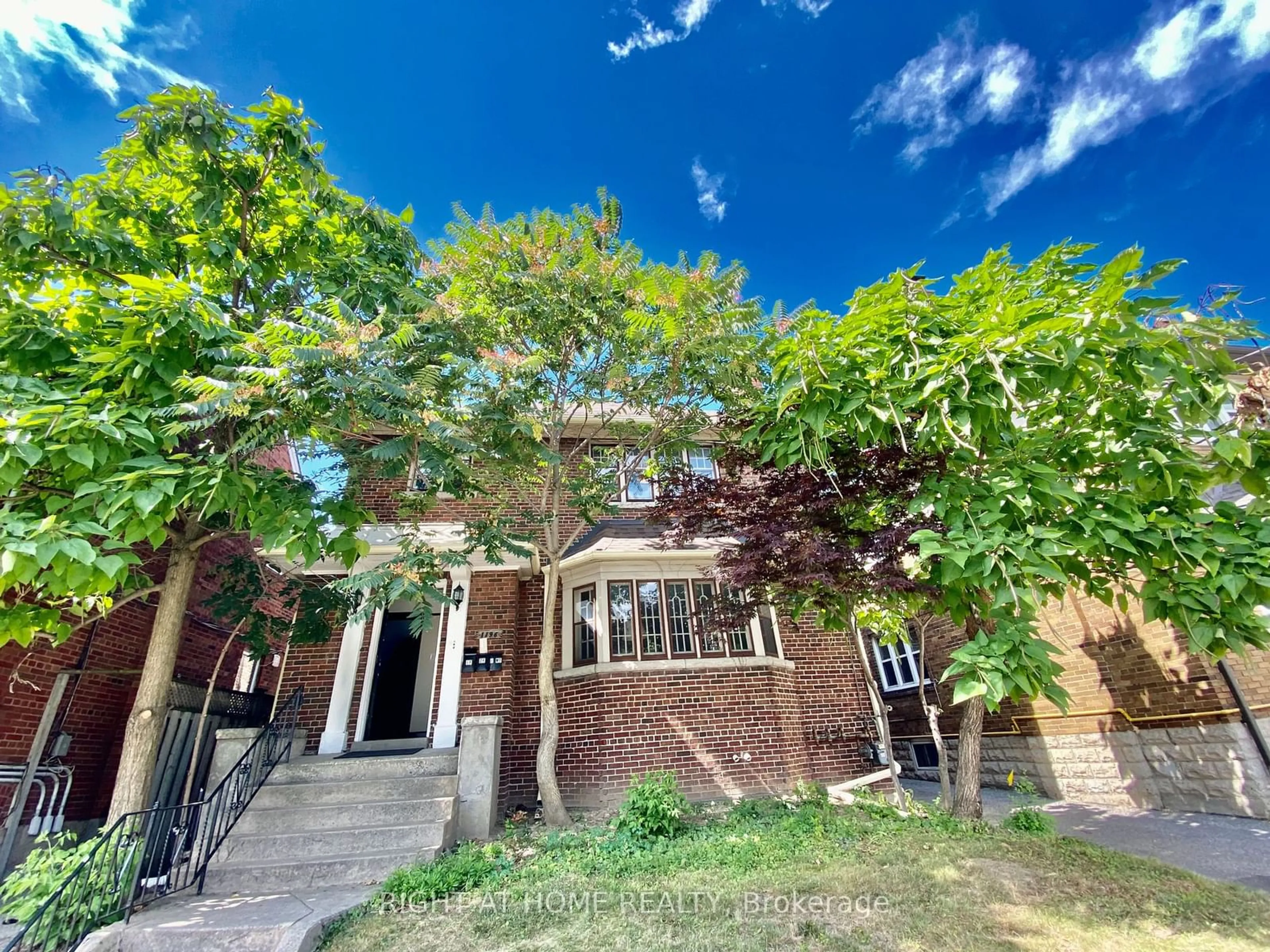 A pic from outside/outdoor area/front of a property/back of a property/a pic from drone, street for 1196 Avenue Rd, Toronto Ontario M5N 2G1