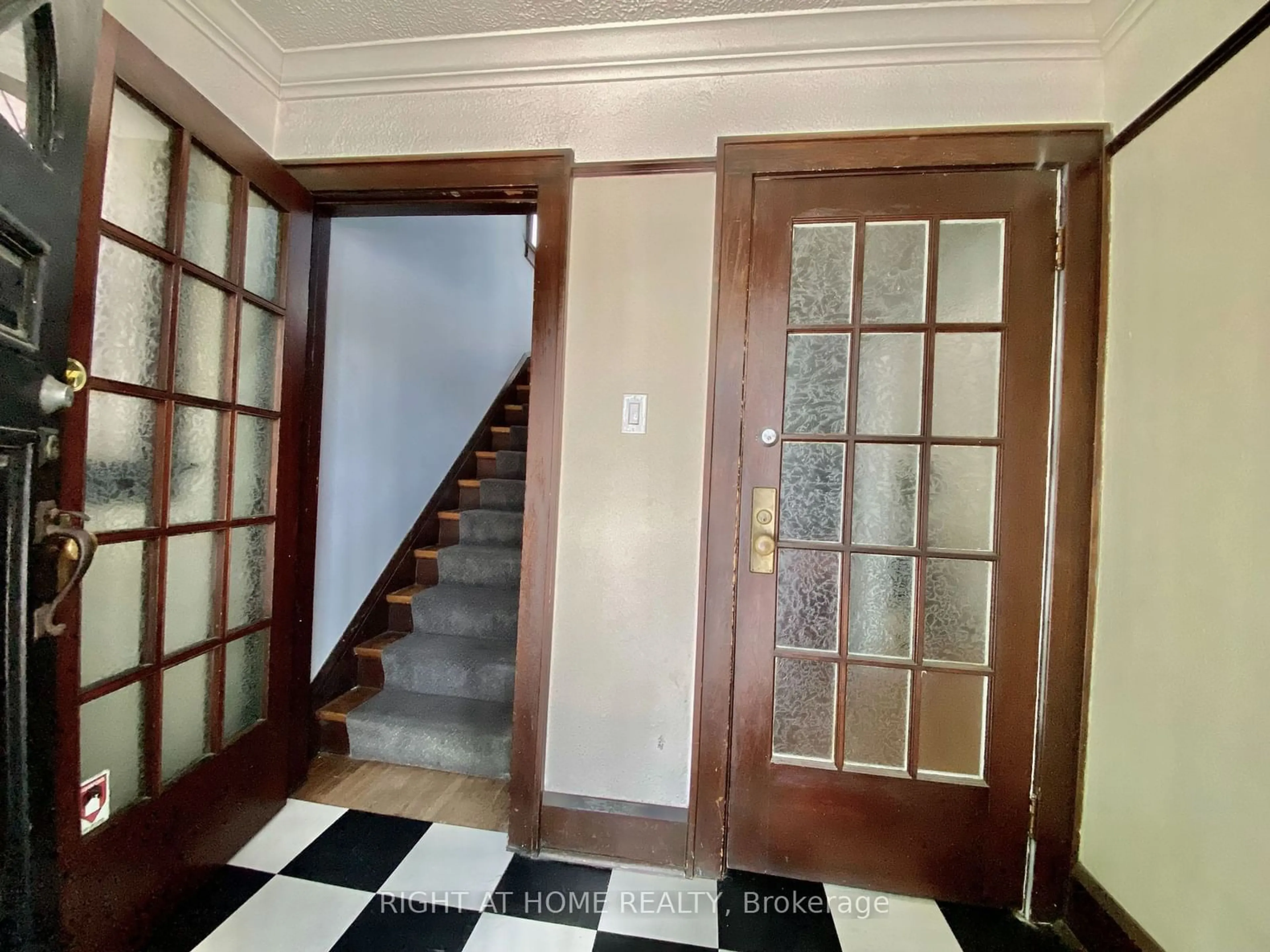 Indoor foyer for 1196 Avenue Rd, Toronto Ontario M5N 2G1