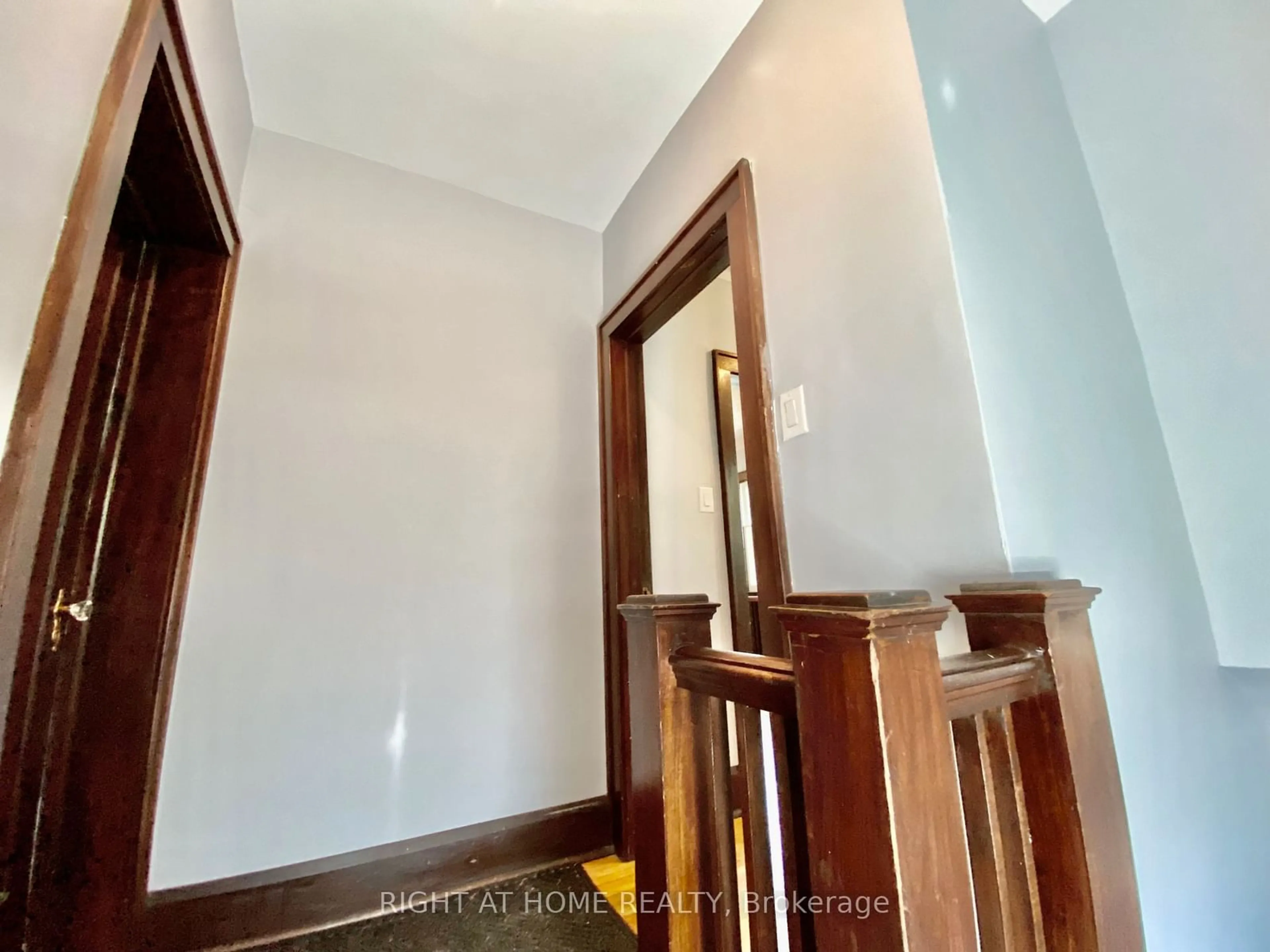 Indoor foyer for 1196 Avenue Rd, Toronto Ontario M5N 2G1